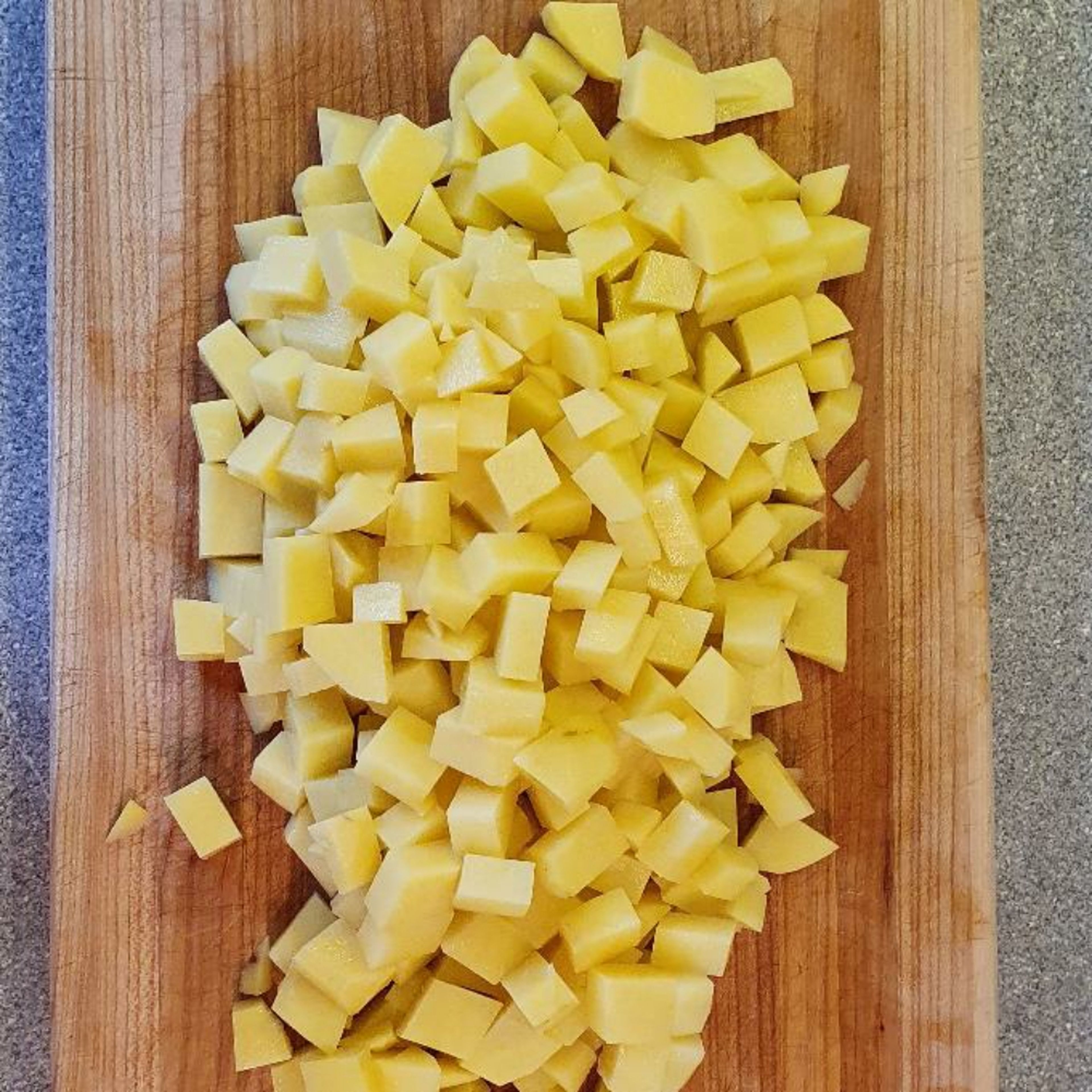 Kartoffeln waschen und in Würfel schneiden.