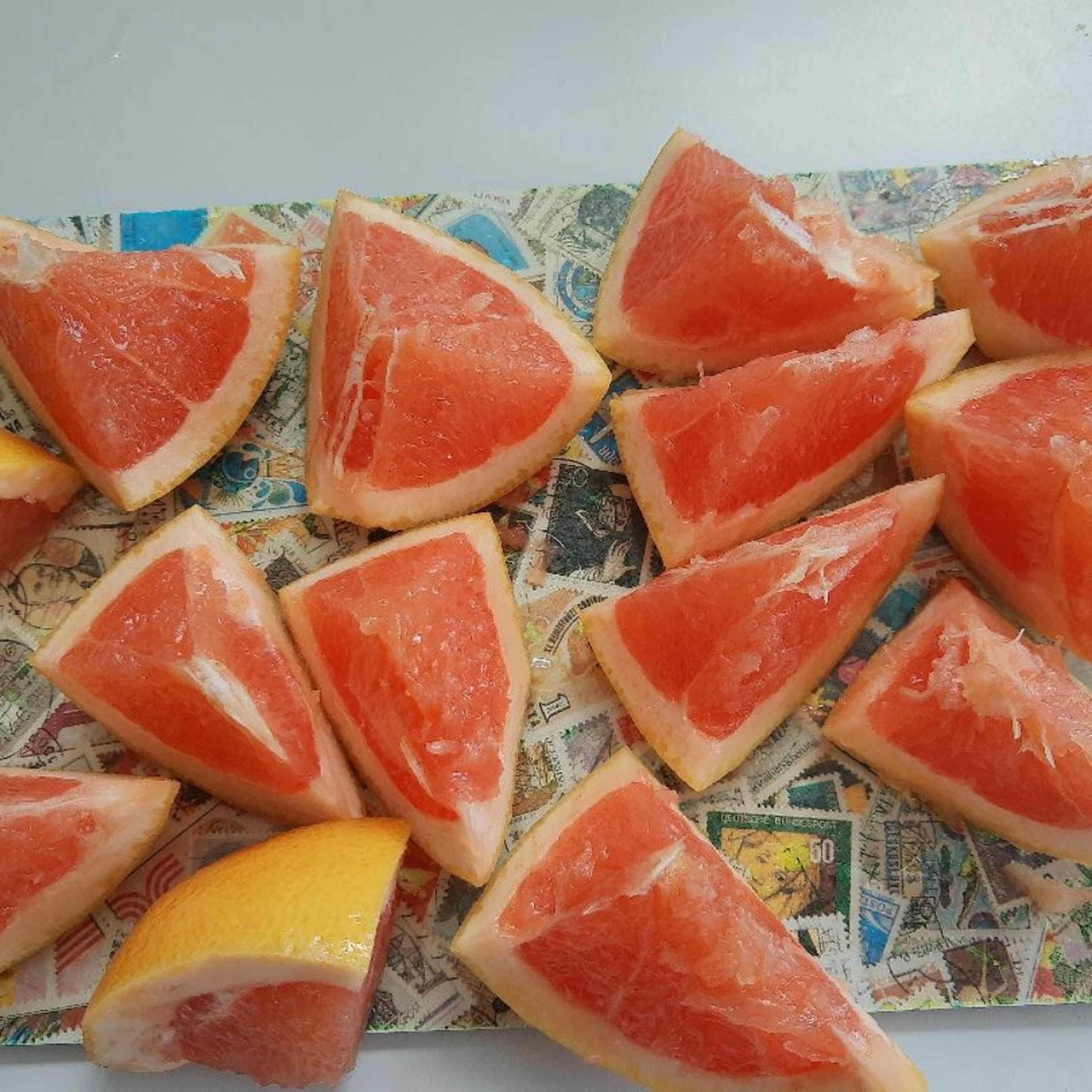 Die Grapefruit abwaschen und in kleine Stücke schneiden.