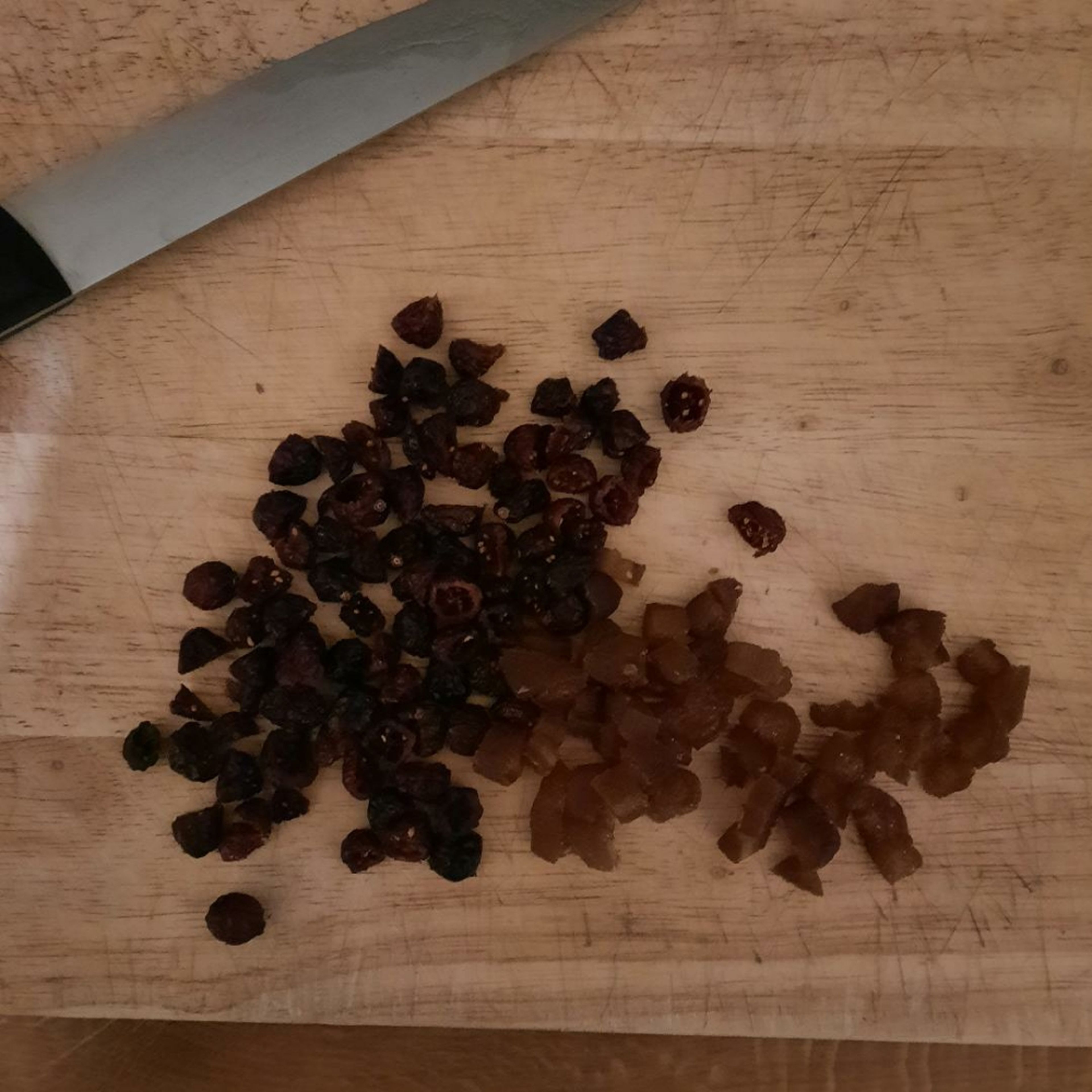 Den Backofen auf 180°C vorheizen. Die Cranberries und die Aprikosen grob hacken.