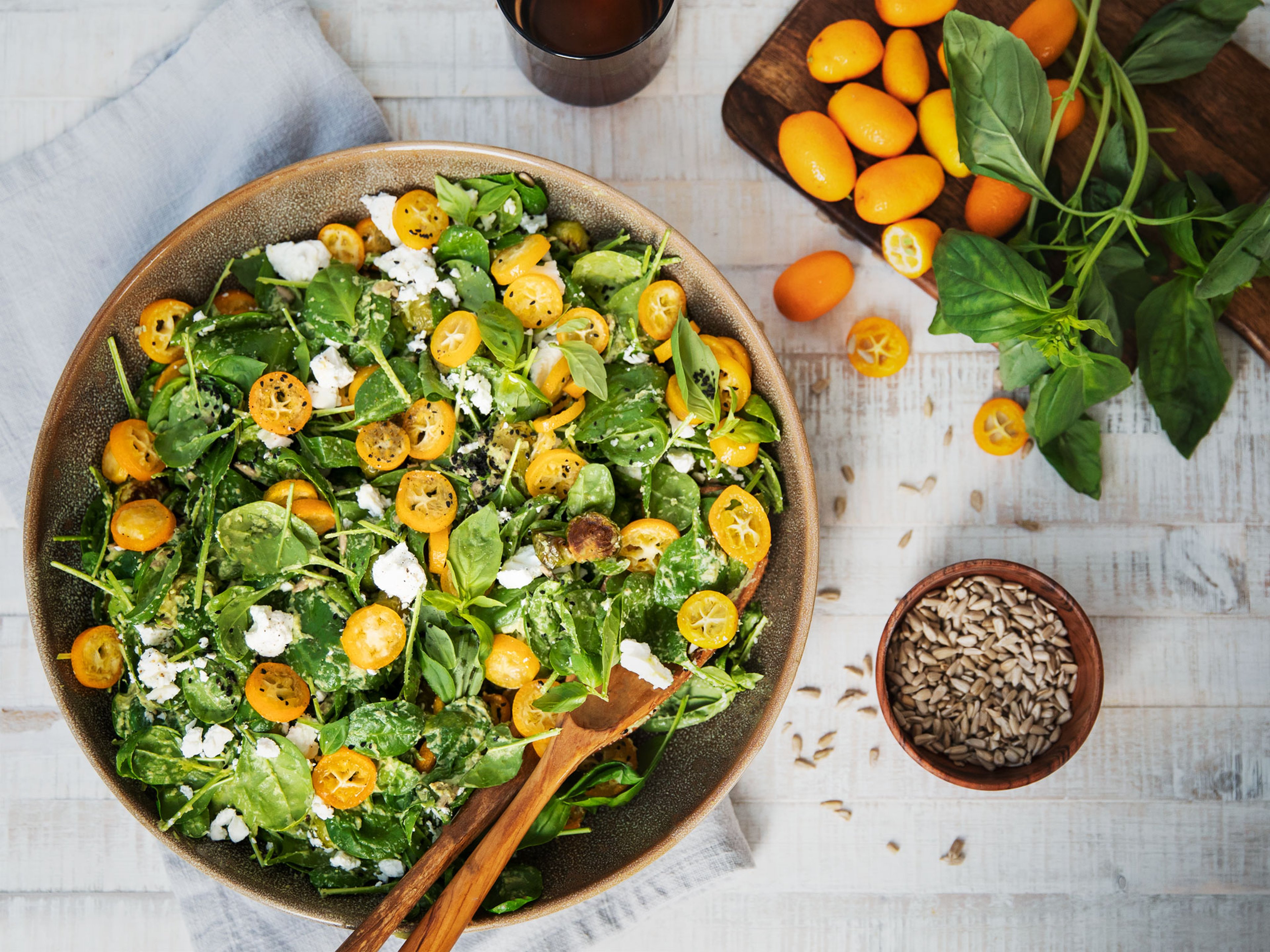 Kumquat-Salat mit geröstetem Rosenkohl und Avocado-Dressing