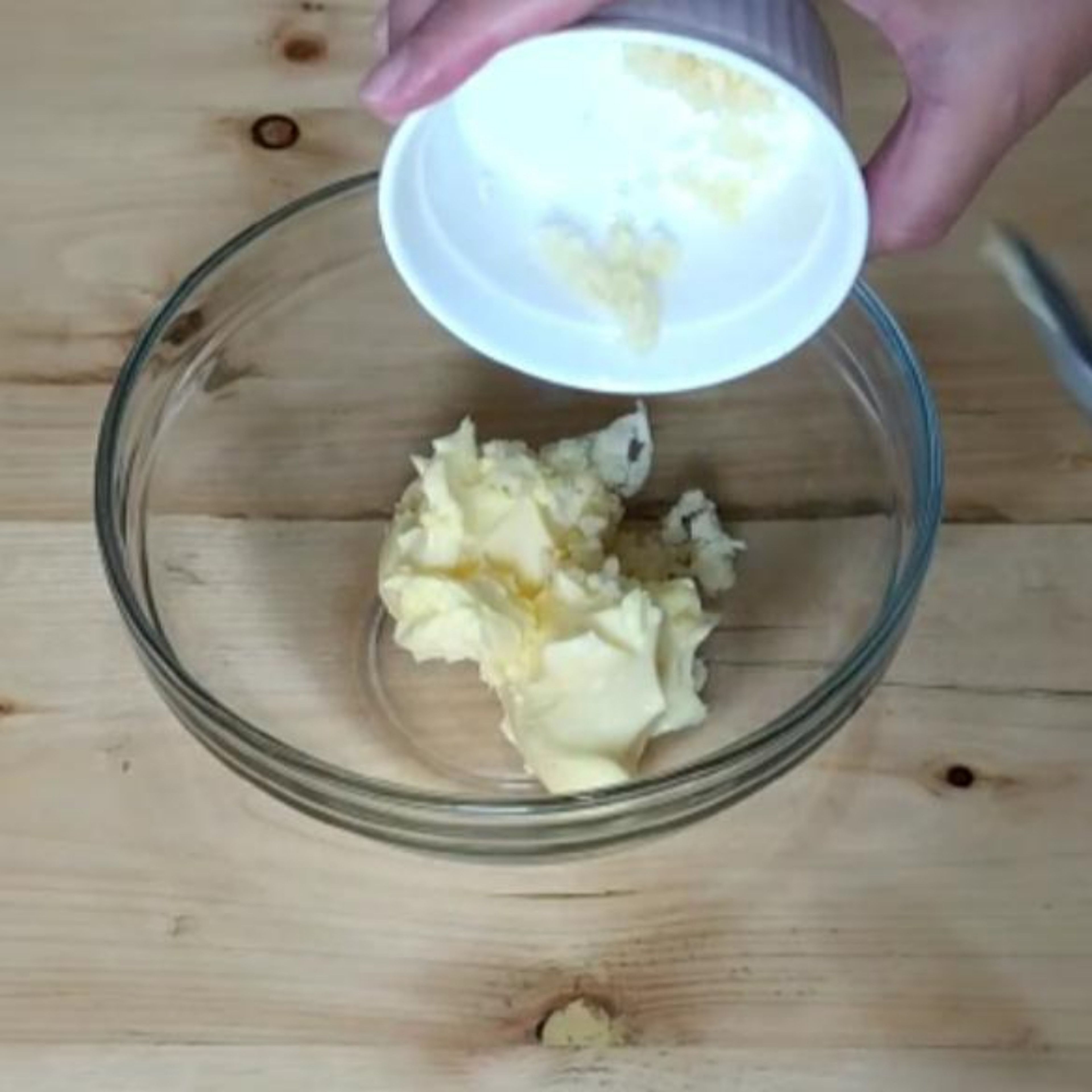 For making the Garlic butter paste : Mix together butter, oregano and minced garlic