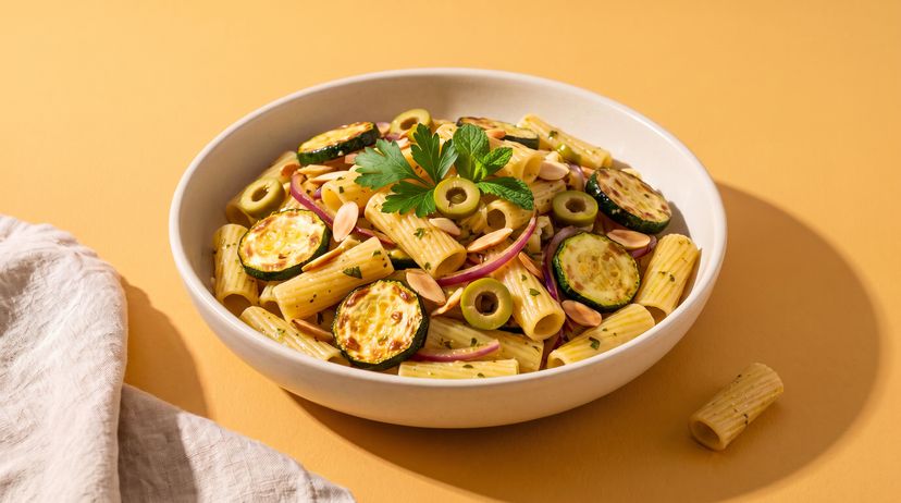 Dieser Zucchini-Nudelsalat ist das perfekte Gericht an Sommertagen