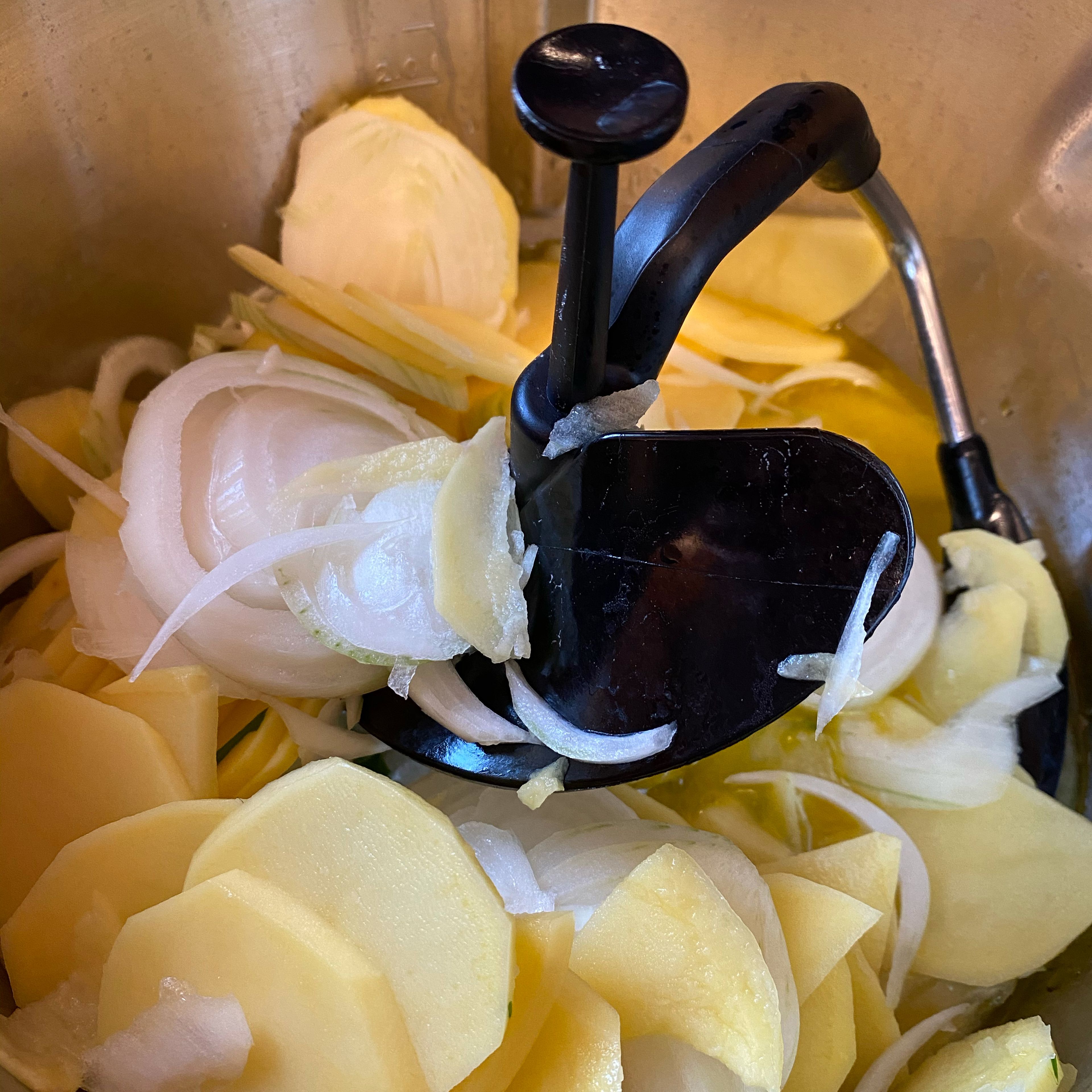 Kartoffeln und Zwiebeln in den Topf geben und bei geschlossenem Deckel, ohne Messbecher, garen (3D-Rührer I Stufe 2 I 98°C I 14 Minuten) .