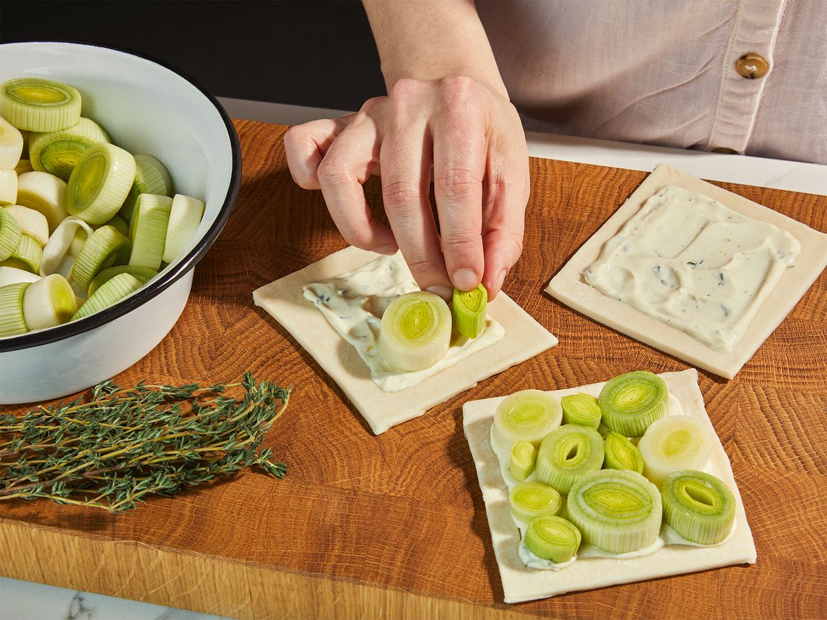 Mini-Tartes mit Lauch, Gruyère und Haselnüssen | Rezept | Kitchen Stories