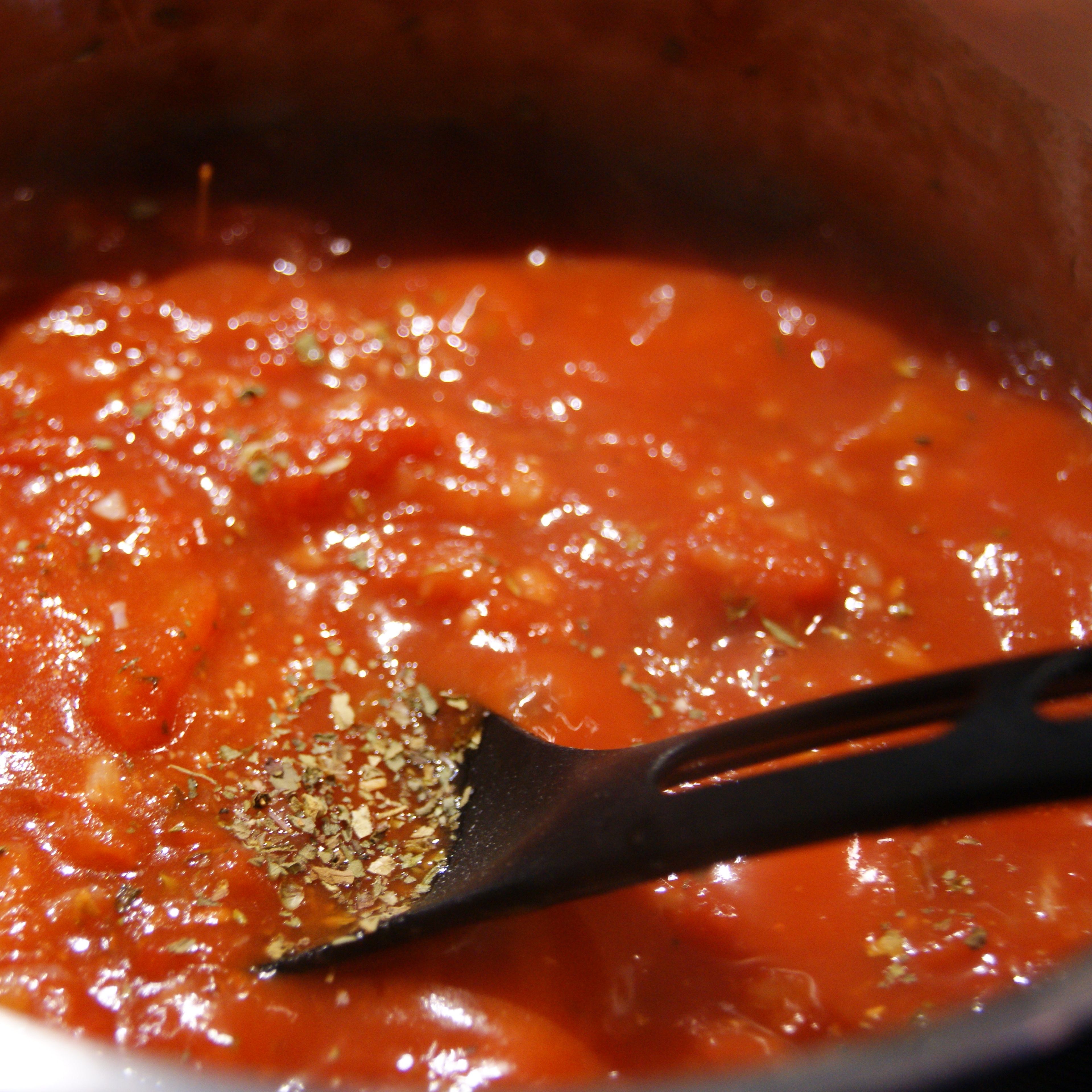 Für die Sauce, 65g gehackte Zwiebeln und 2 Knoblauchzehen andünsten. Die Tomaten sowie die Gewürze und Kräuter hinzufügen und 5-8 Minuten köcheln lassen. Danach das Ganze mit einem Stabmixer zerkleinern, 1 EL Sahne und das Wasser hinzufügen, je nach gewünschter Konsistenz.