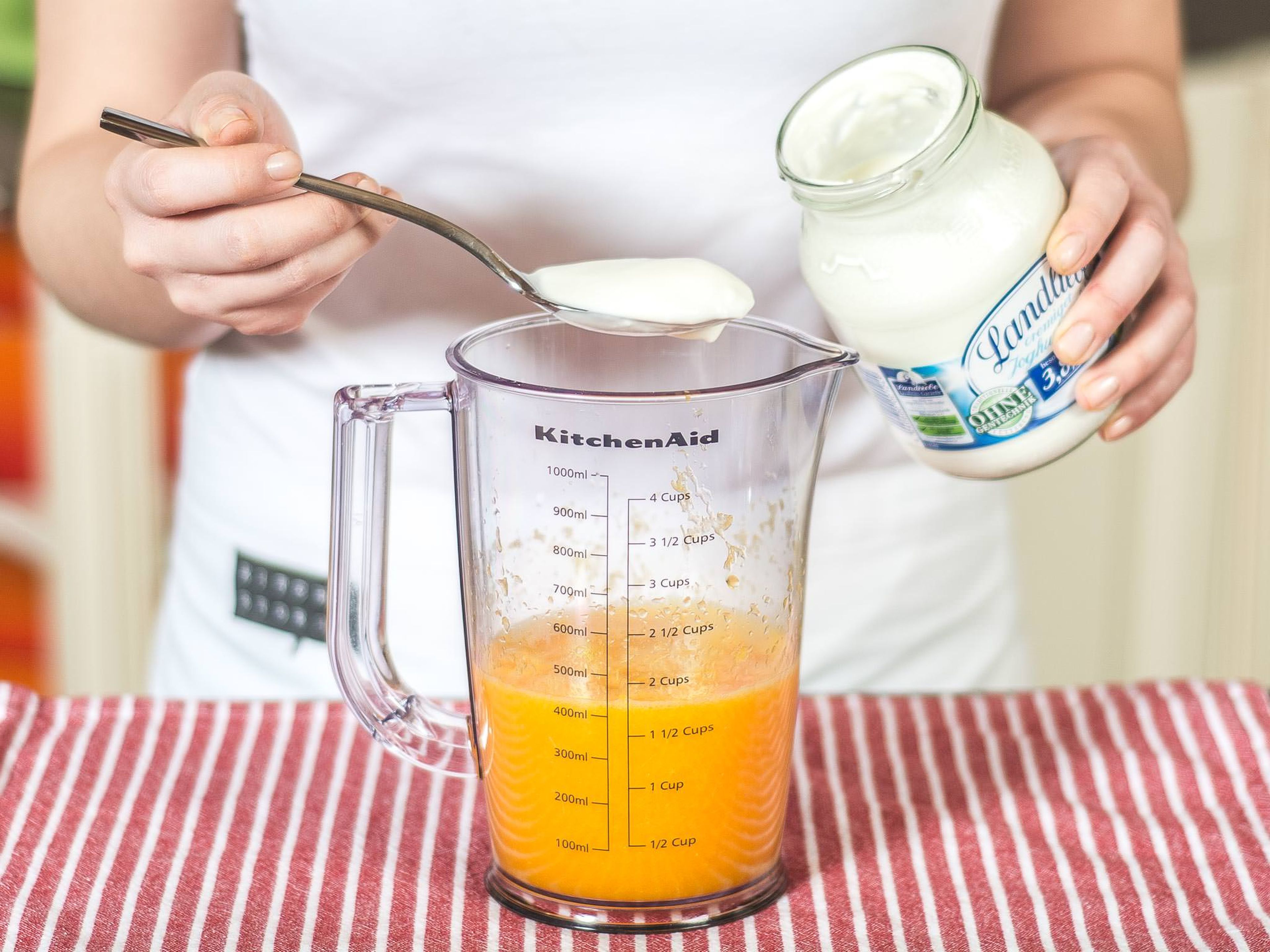 Stir the natural yogurt in evenly.
