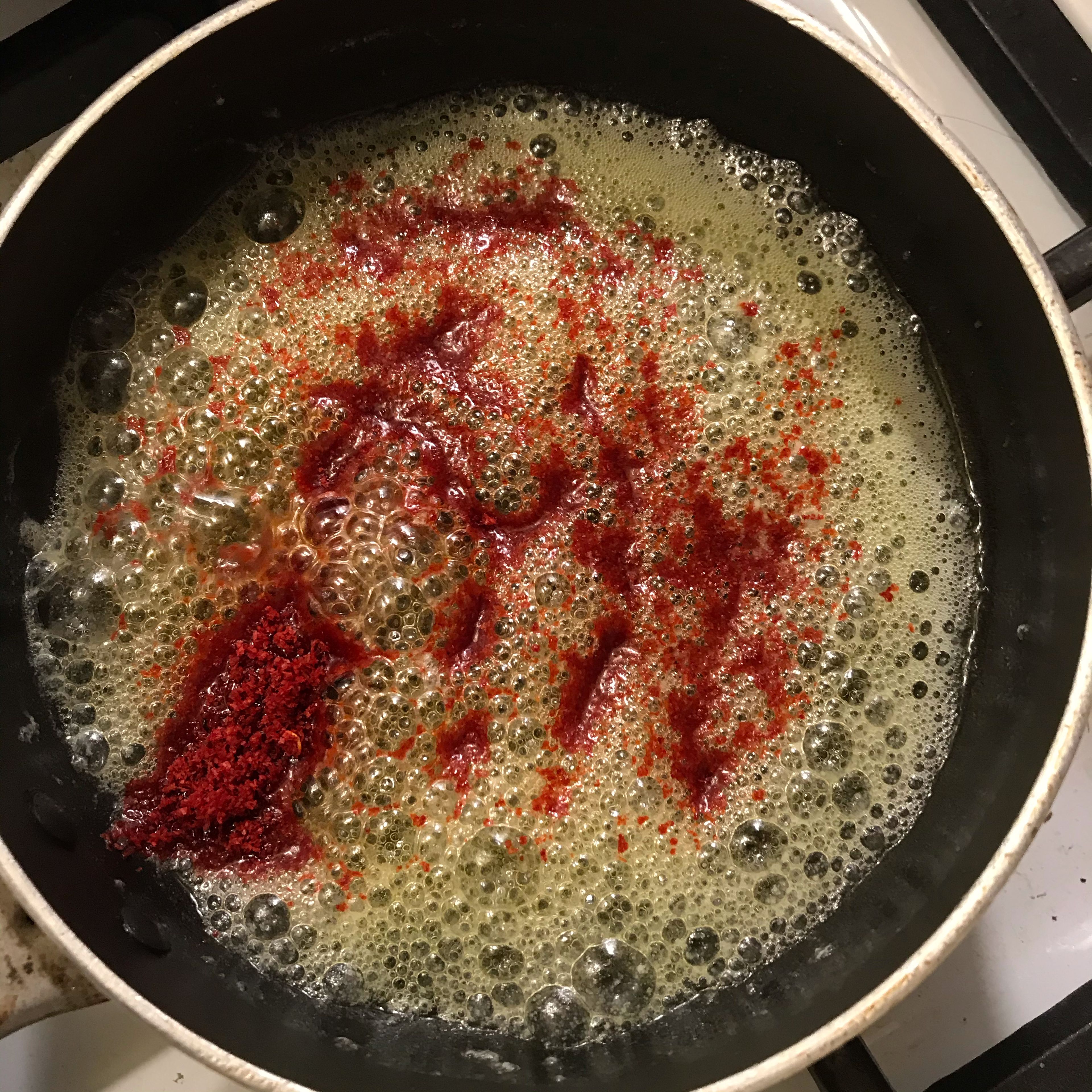 Melt the butter in a small pan, fry the alpine pepper(or paprika) powder for ten seconds and turn off.