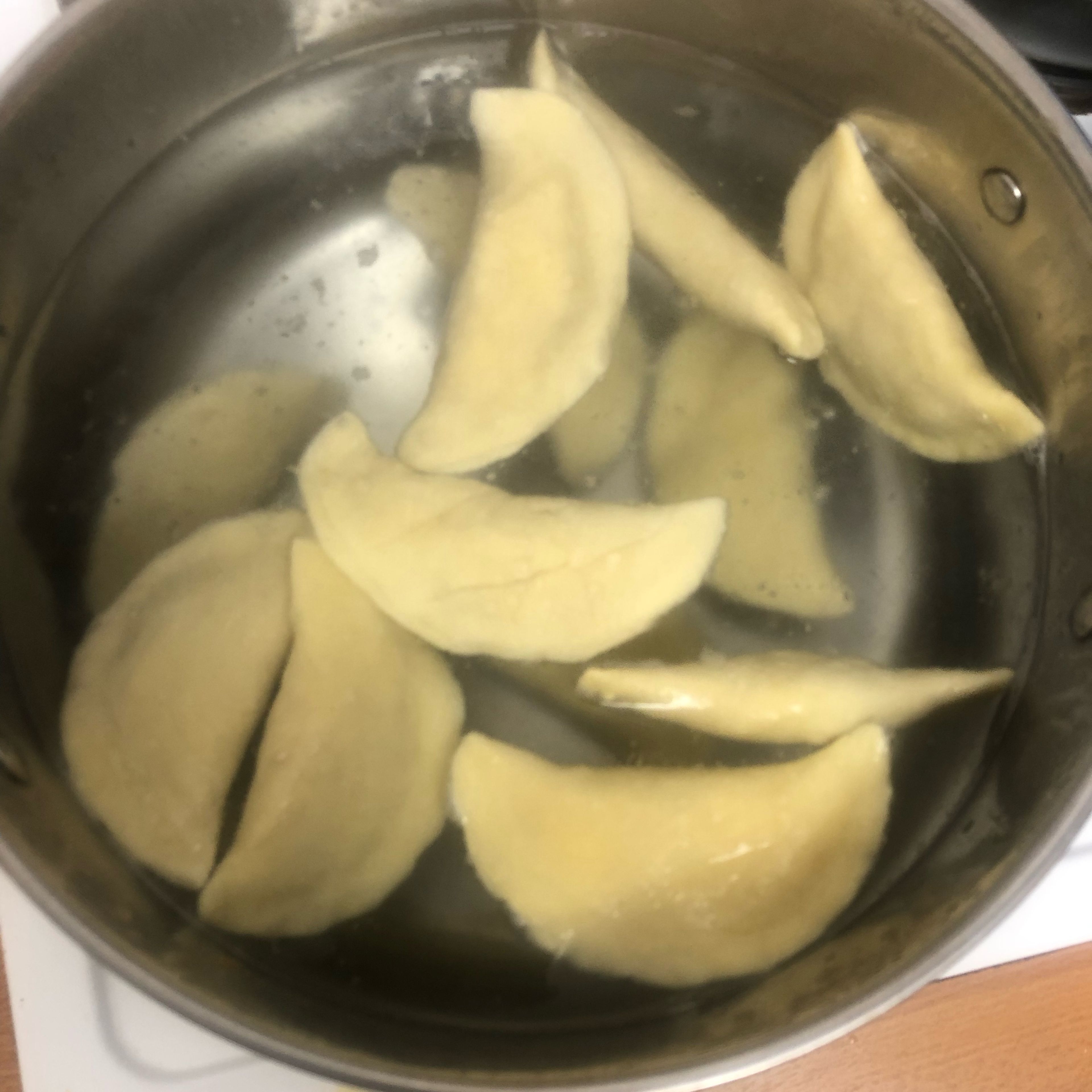 Wasser in ein Größen Topf füllen und salzen. Wenn es kocht die gefalteten Teigtaschen ins Wasser geben und ca 6-8 Minuten kochen. Mit einem großen Sieb lassen sich die Taschen leicht aus dem kochendem Wasser nehmen.