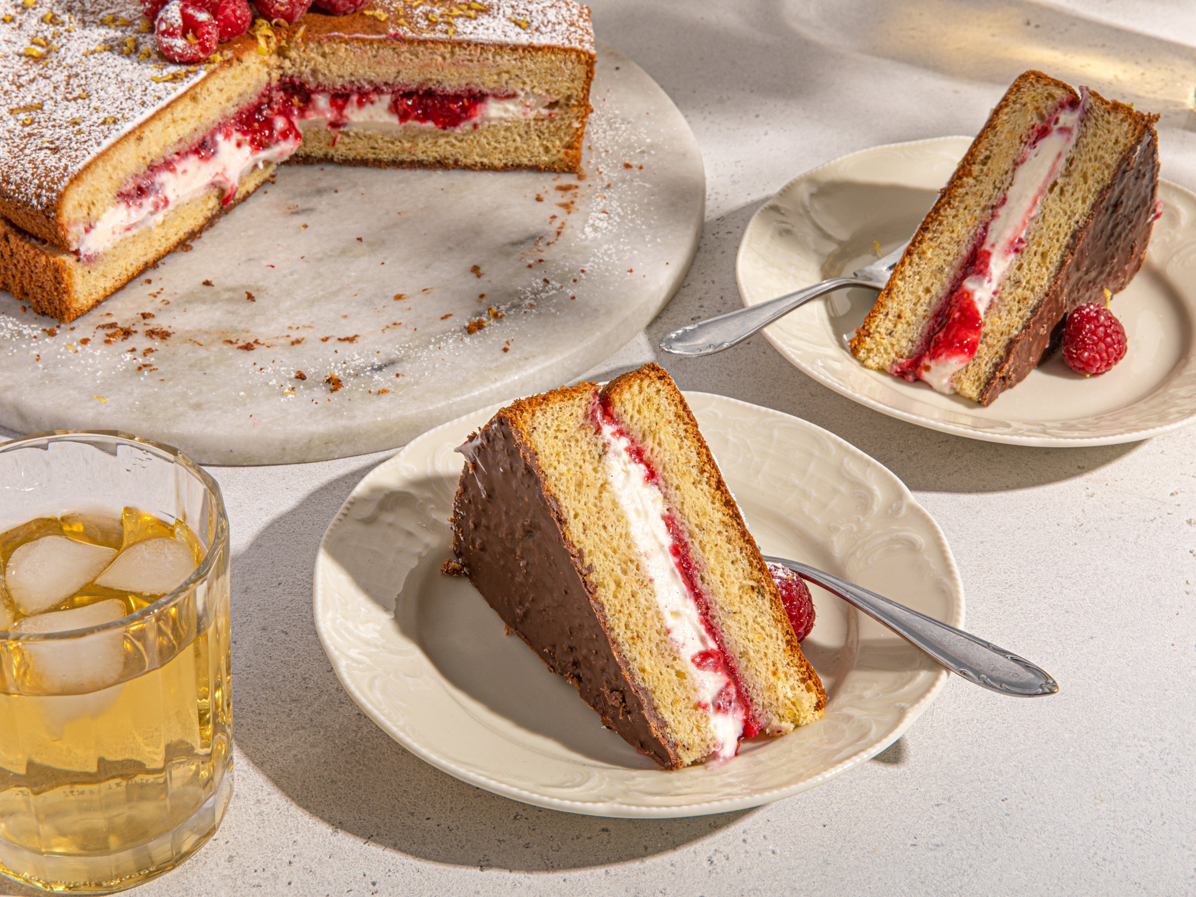 Lisa makes a summery sponge cake