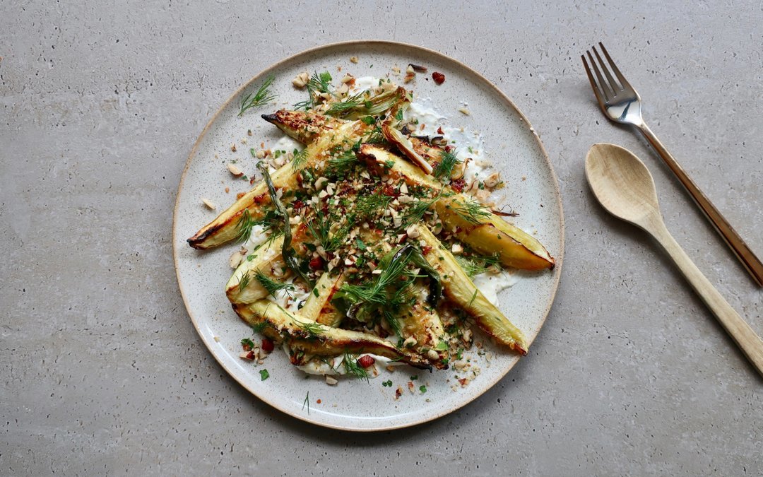 Gegrillte Zucchini und Frühlingszwiebeln mit Haselnuss-Gremolata und ...