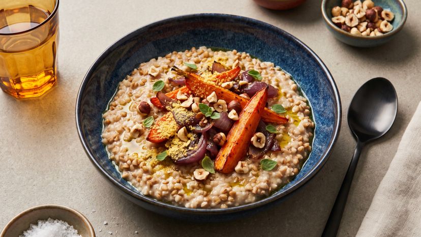 Cremiges Buchweizenrisotto mit gerösteten Möhren und Harissa