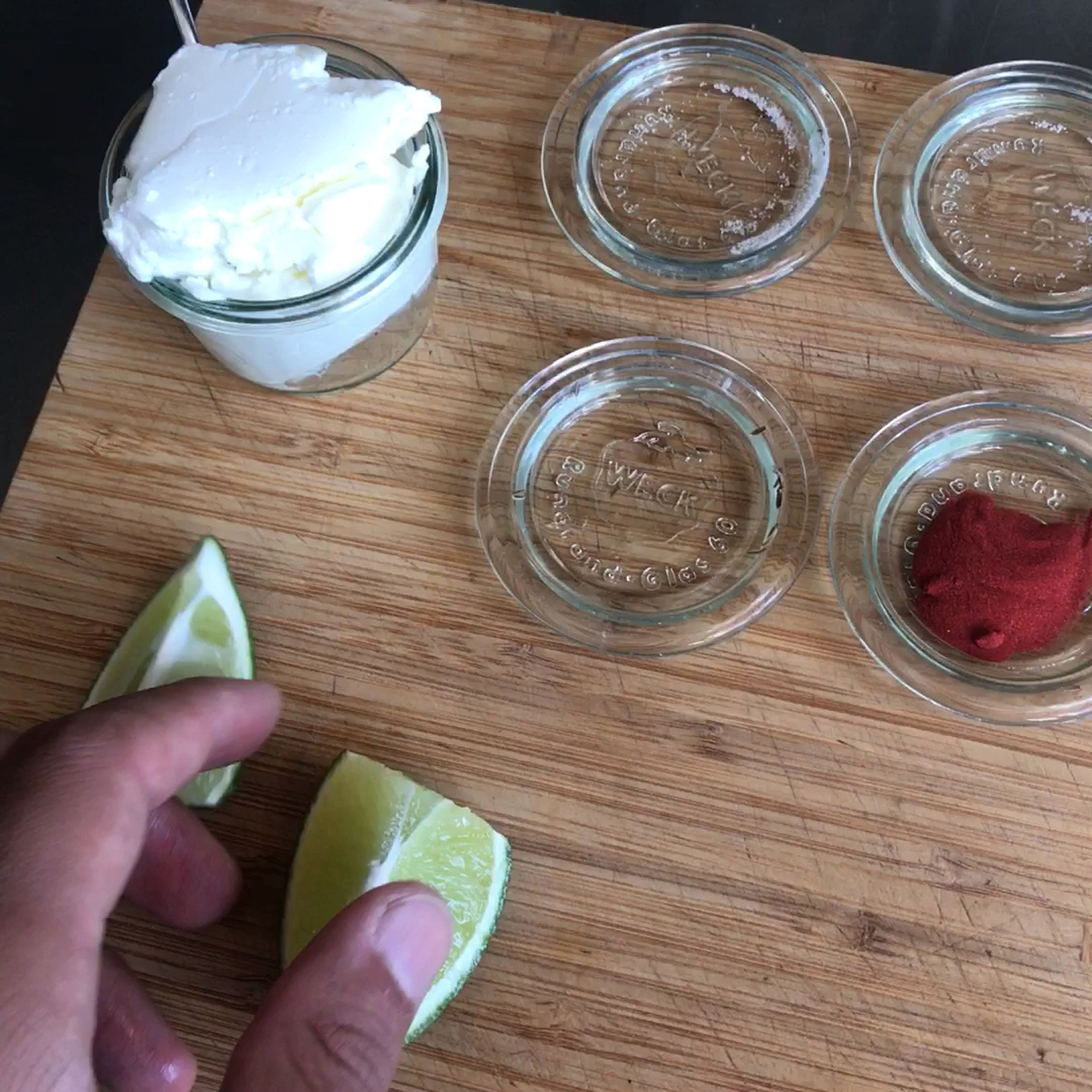 Mit Limettensaft ablöschen