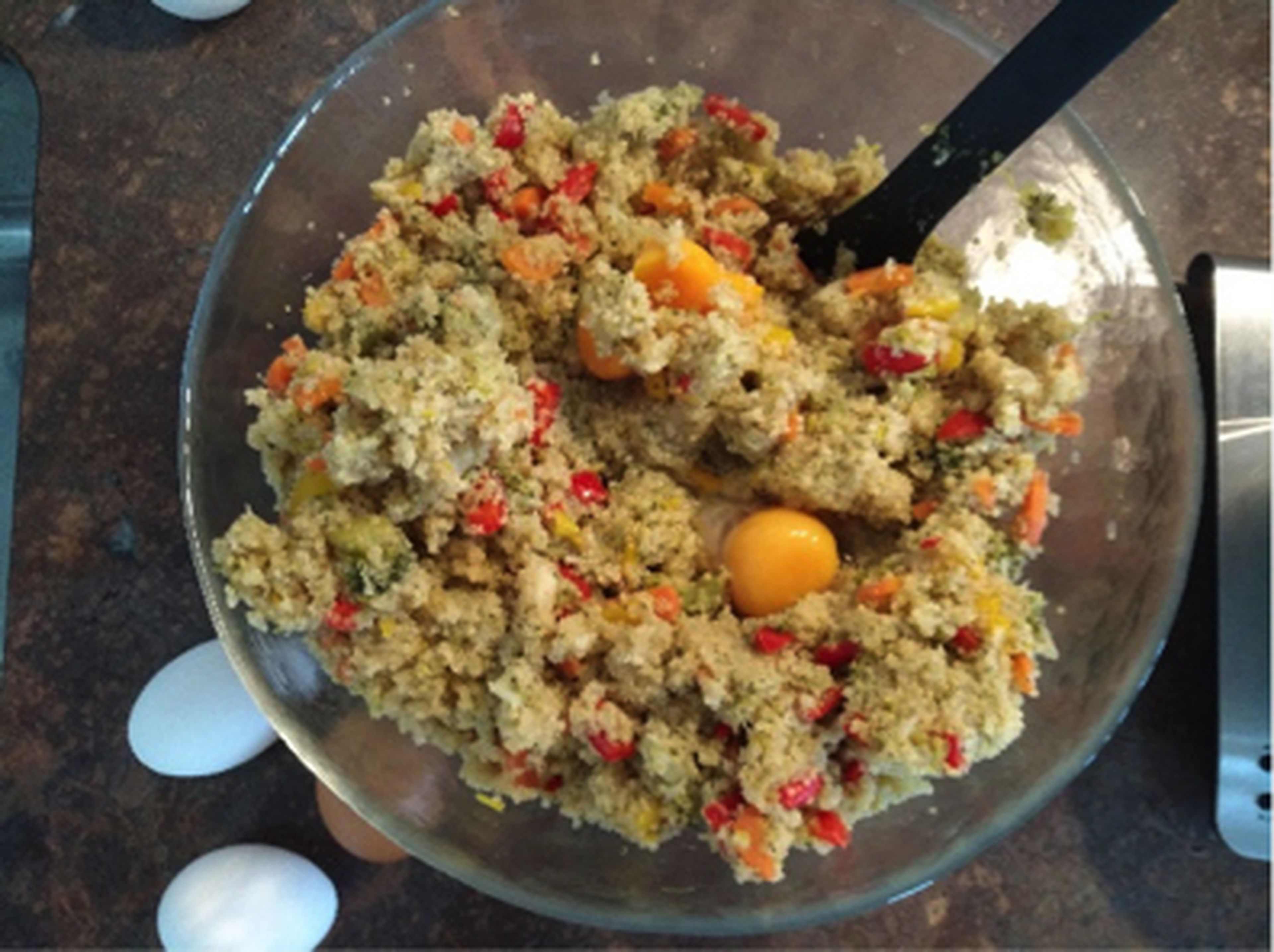 Backofen auf 200°C vorheizen. Eier und Paniermehl zur Quinoa-Gemüse-Mischung gebe und mit Salz und Pfeffer abschmecken. Alles gut zu einer einheitlichen Masse vermengen. Kleine Küchlein formen und auf ein mit Backpapier ausgelegtes Backblech legen.