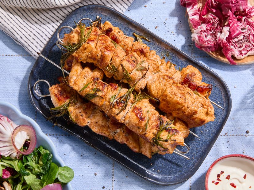 Marinierte Hähnchenspieße auf gegartem Feldsalat