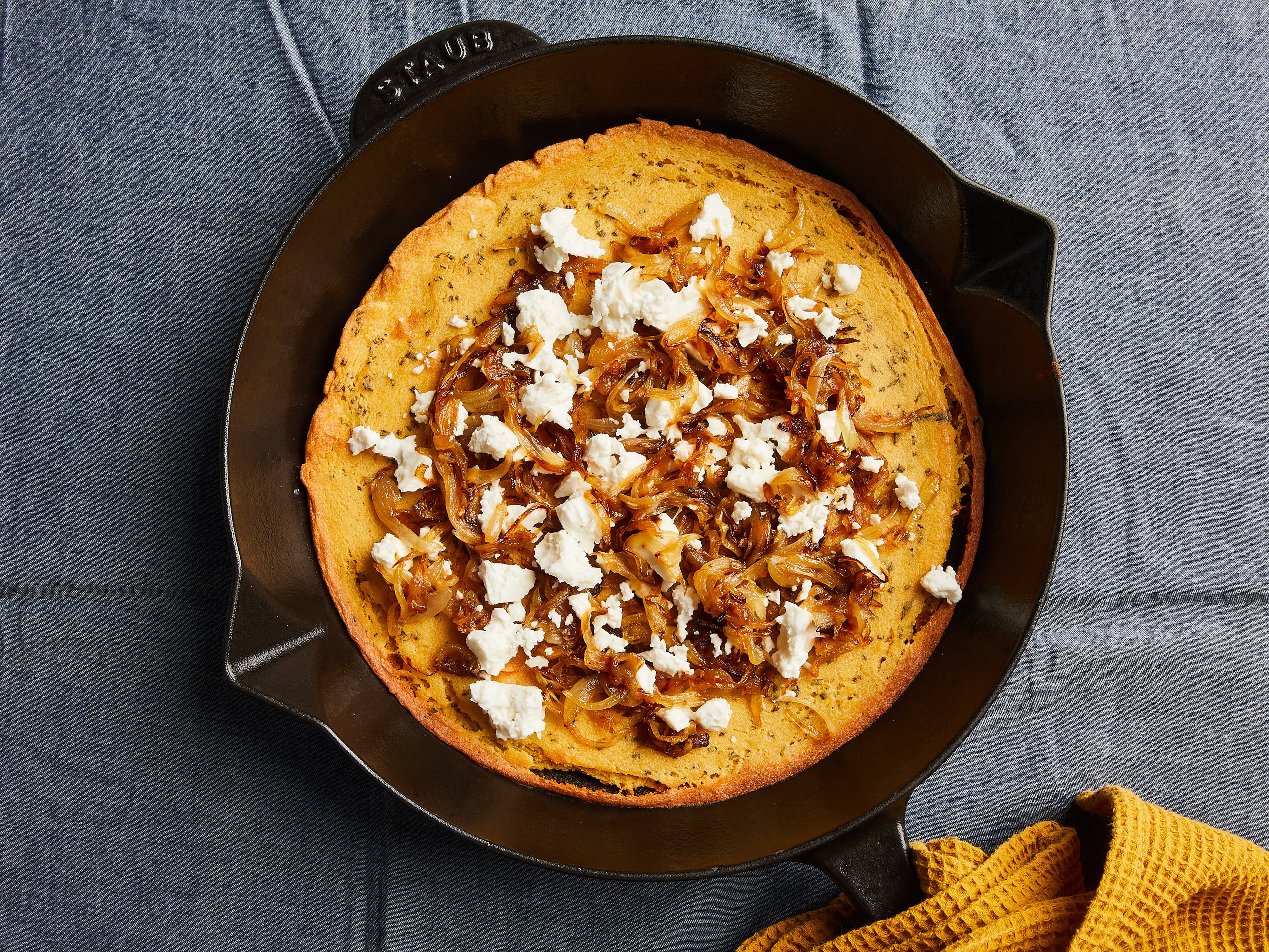 Kichererbsenpfannkuchen mit karamellisierten Zwiebeln