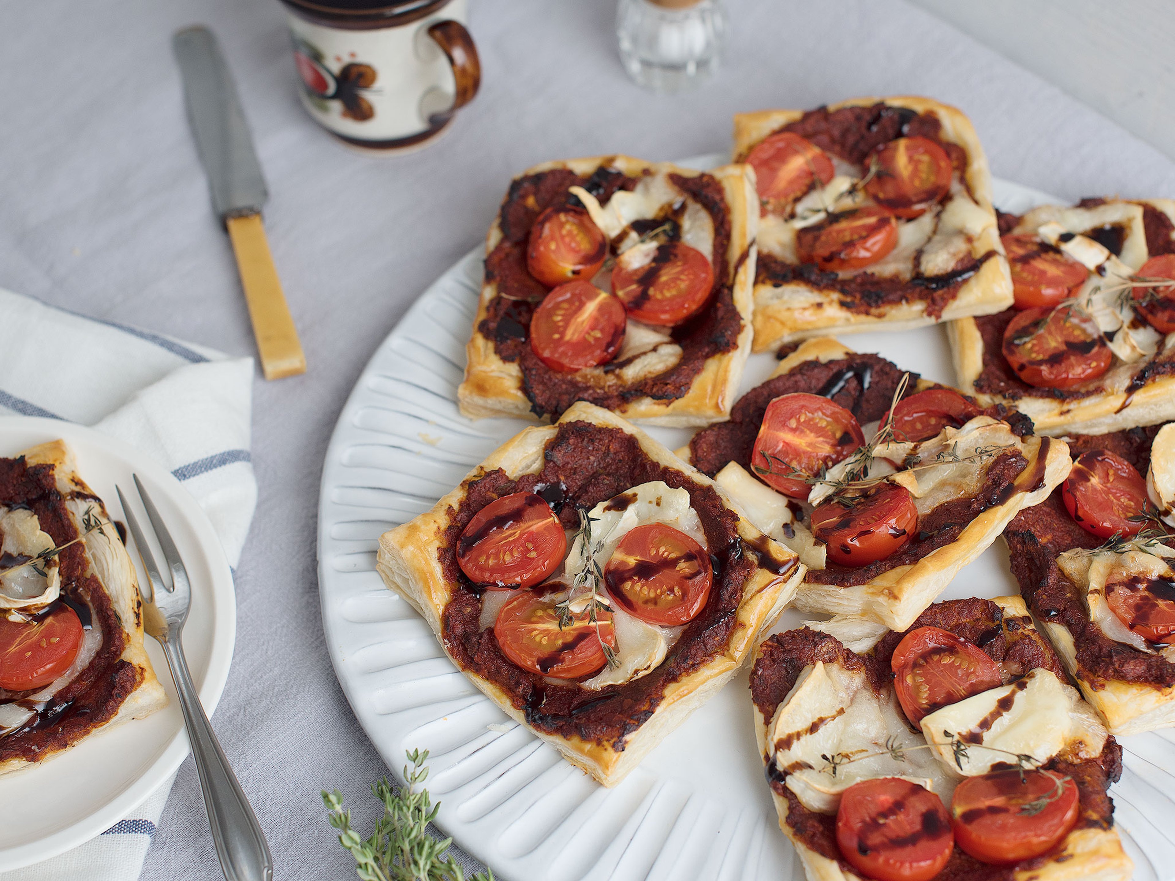 Blätterteig-Tartelettes mit Kirschtomaten und Ziegenkäse