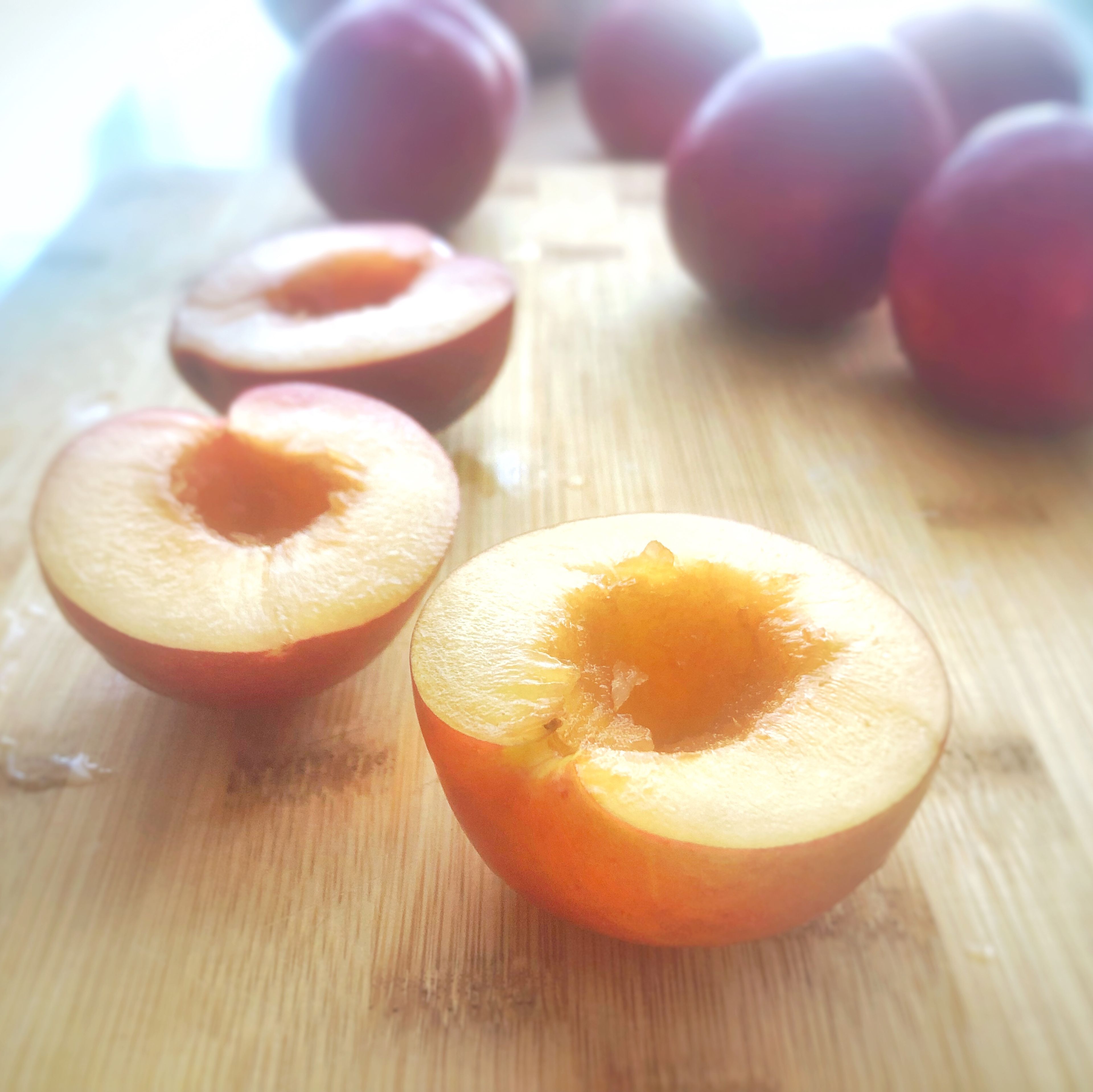 Cut the plums into small pieces.