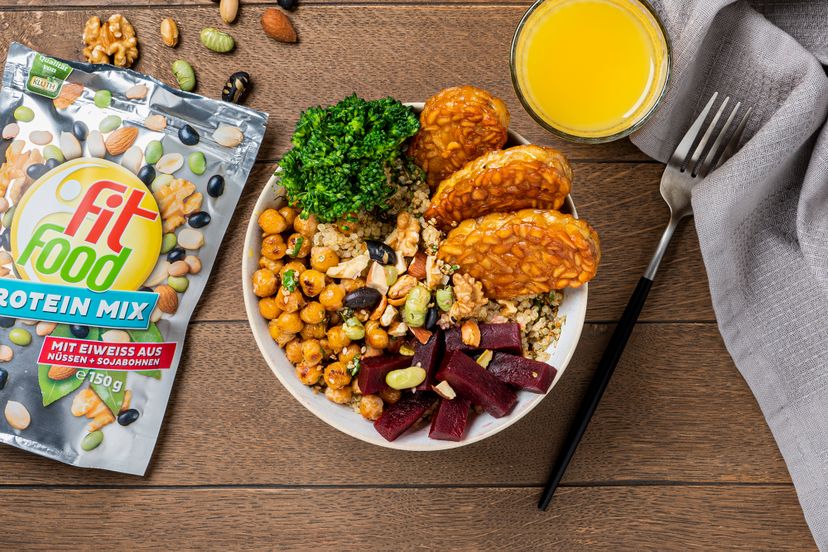 Vegane Quinoa-Bowl mit Brokkoli und Tempeh