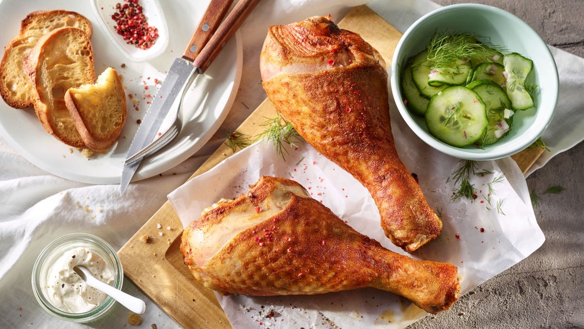 Paprika-Putenkeulen mit geröstetem Brot und Gurkensalat | Rezept ...