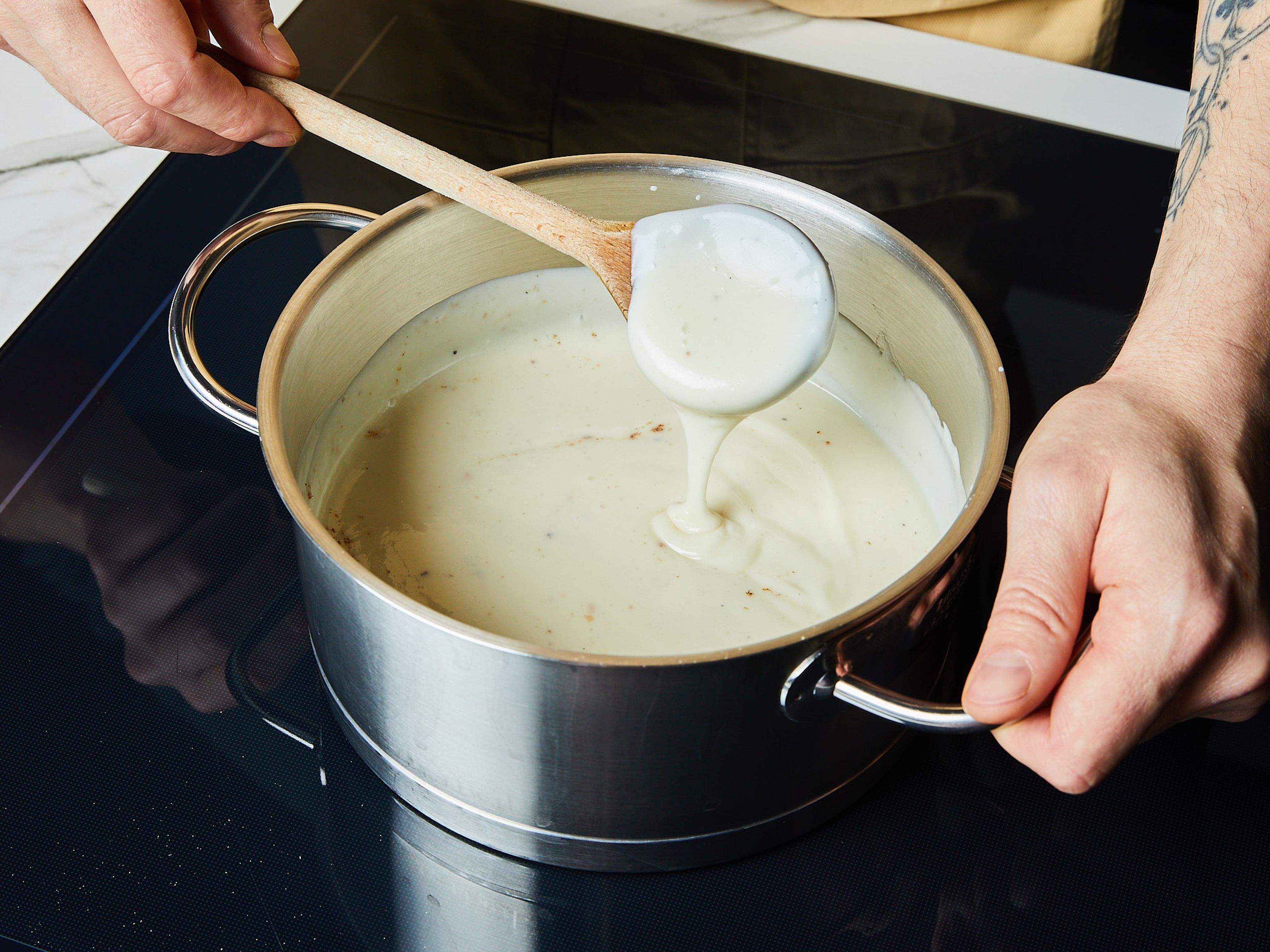 Den Backofen für die Lasagne auf 200°C Umluft oder 220°C Ober-/Unterhitze vorheizen. Für die Béchamelsauce die Butter in einem kleinen Topf schmelzen, das Mehl dazugeben und unter Rühren bräunen. Nach und nach die kalte Milch unter ständigem Rühren zugeben, dann die Hitze reduzieren und ca. 5-8 Min. köcheln lassen. Mit Muskatnuss, Salz und Pfeffer abschmecken.