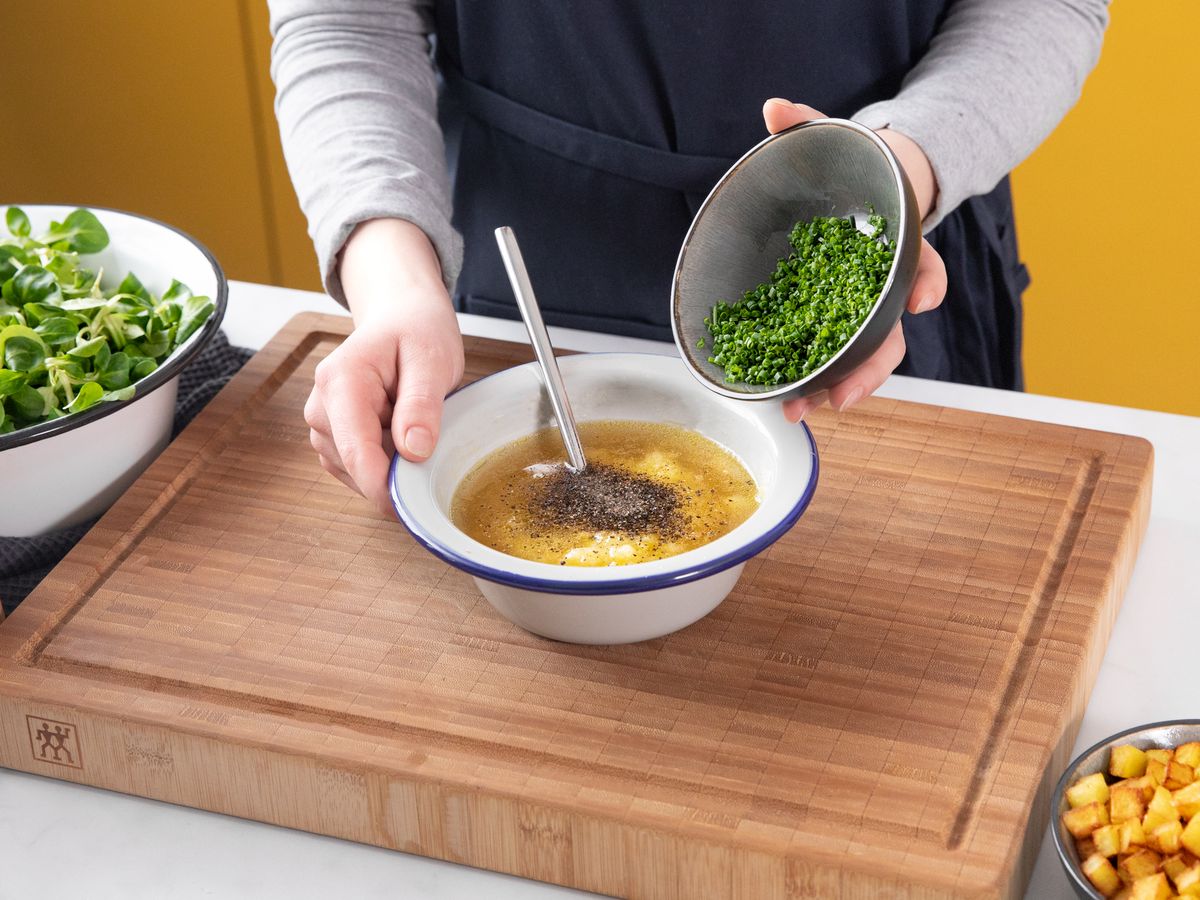 Feldsalat mit Kartoffeldressing | Rezept | Kitchen Stories