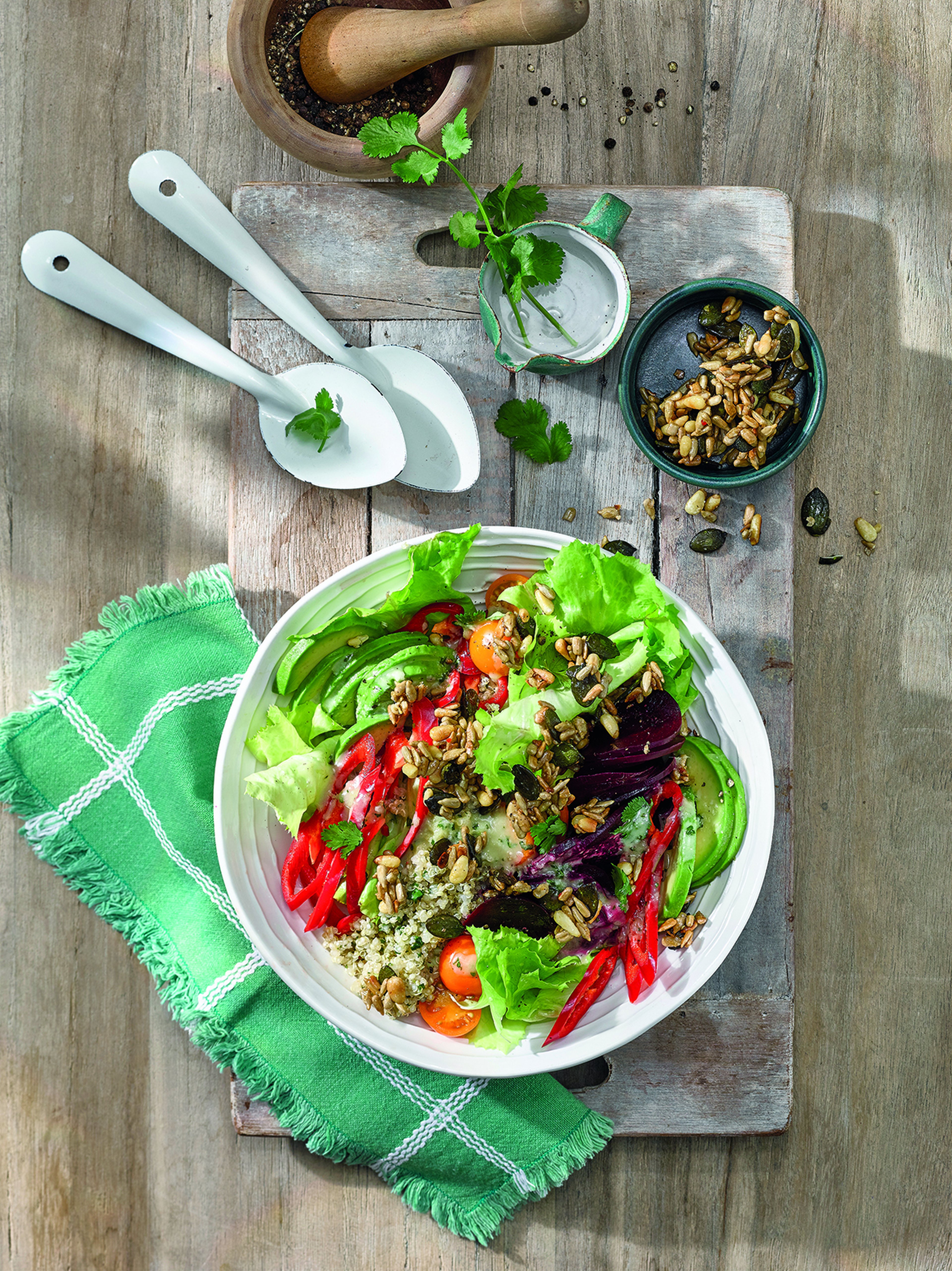 Quinoa-Salatbowl mit Salatveredler-Crunch, Roter Bete, Avocado und Wasabi-Dressing
