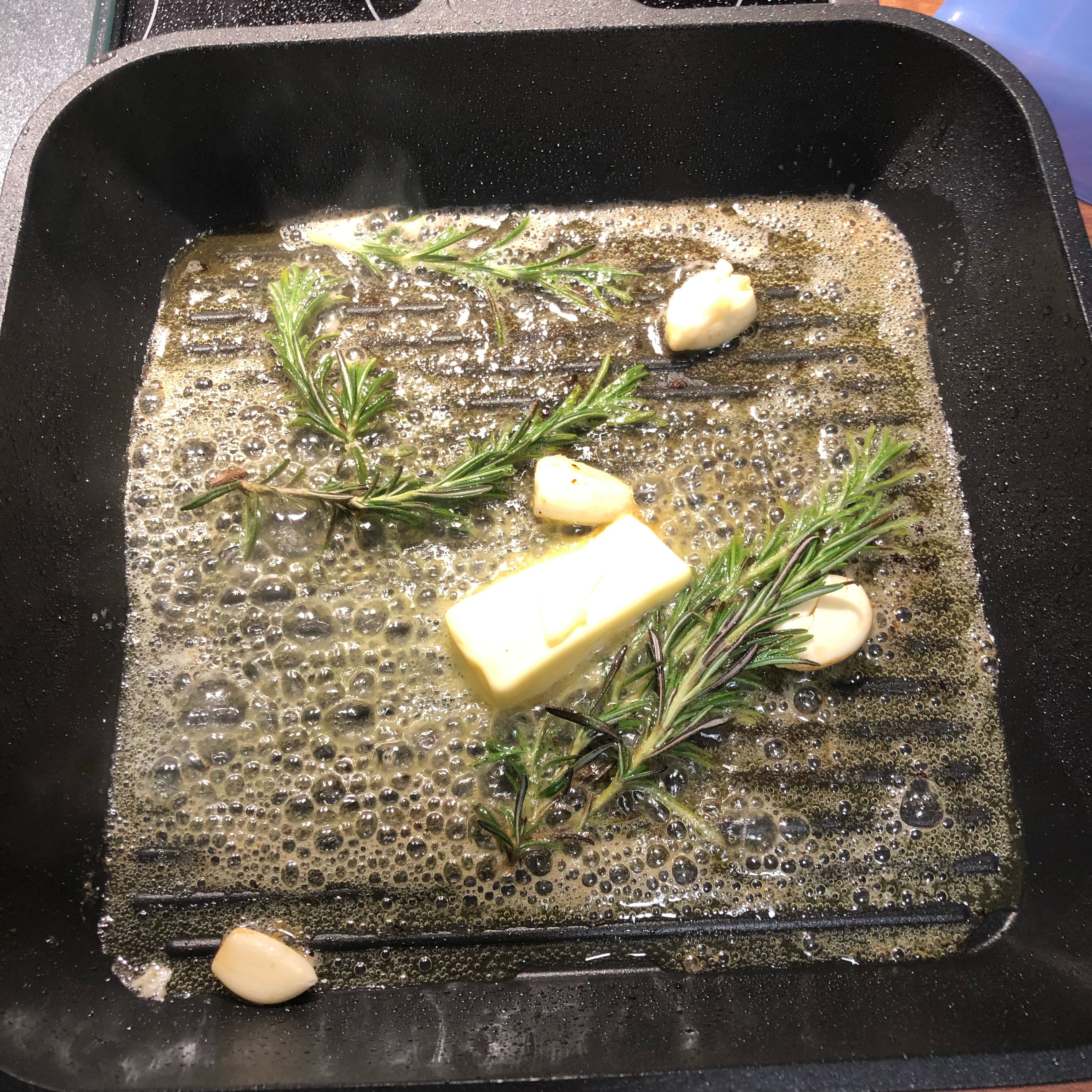 Butter, Rosmarin und Knoblauch reingeben