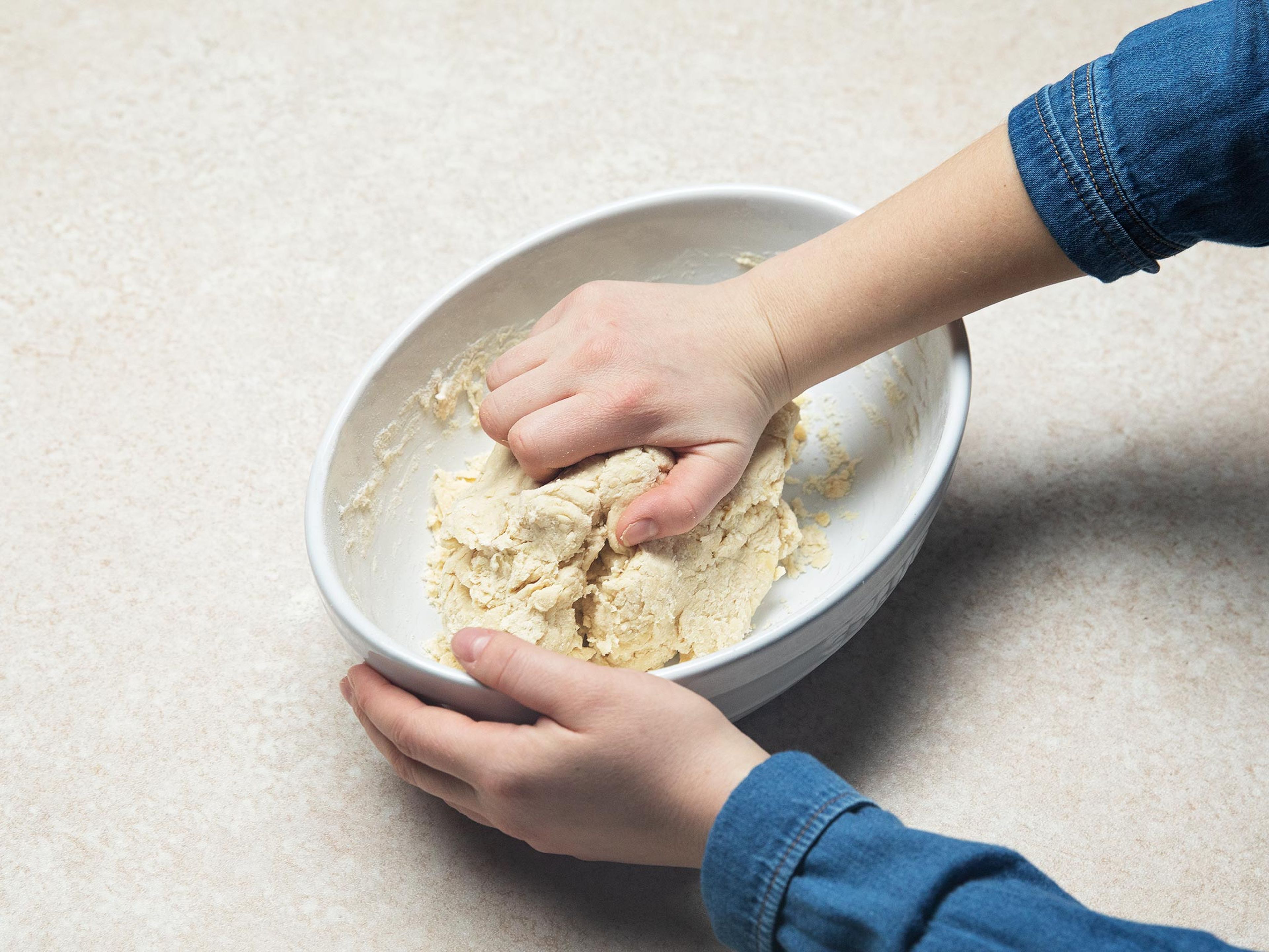 Mehl, Salz und Olivenöl zur Hefemischung geben und ca. 5-8 Min. mit einem Handrührgerät zu einem glatten Teig verkneten. Mit einem sauberen Küchentuch abdecken und ca. 1 Std. an einem warmen Ort gehen lassen.
