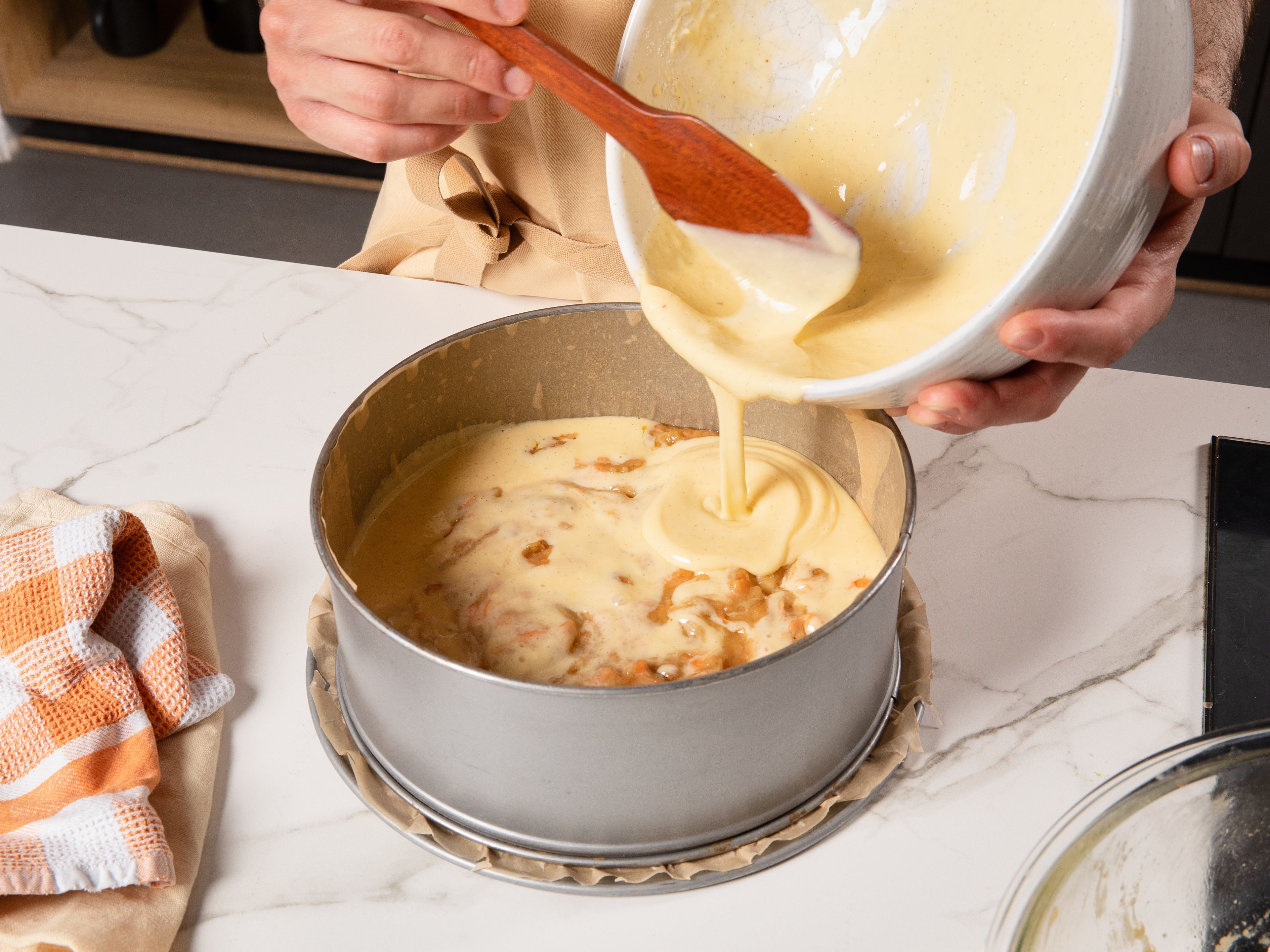 Eine Springform einfetten und mit Backpapier auslegen. Zuerst eine Schicht Karottenkuchenteig auf den Boden geben. Dann mit dem Cheesecaketeig bedecken. Dann ca. 45–50 Min. backen. Nach der Hälfte der Backzeit mit Alufolie abdecken.