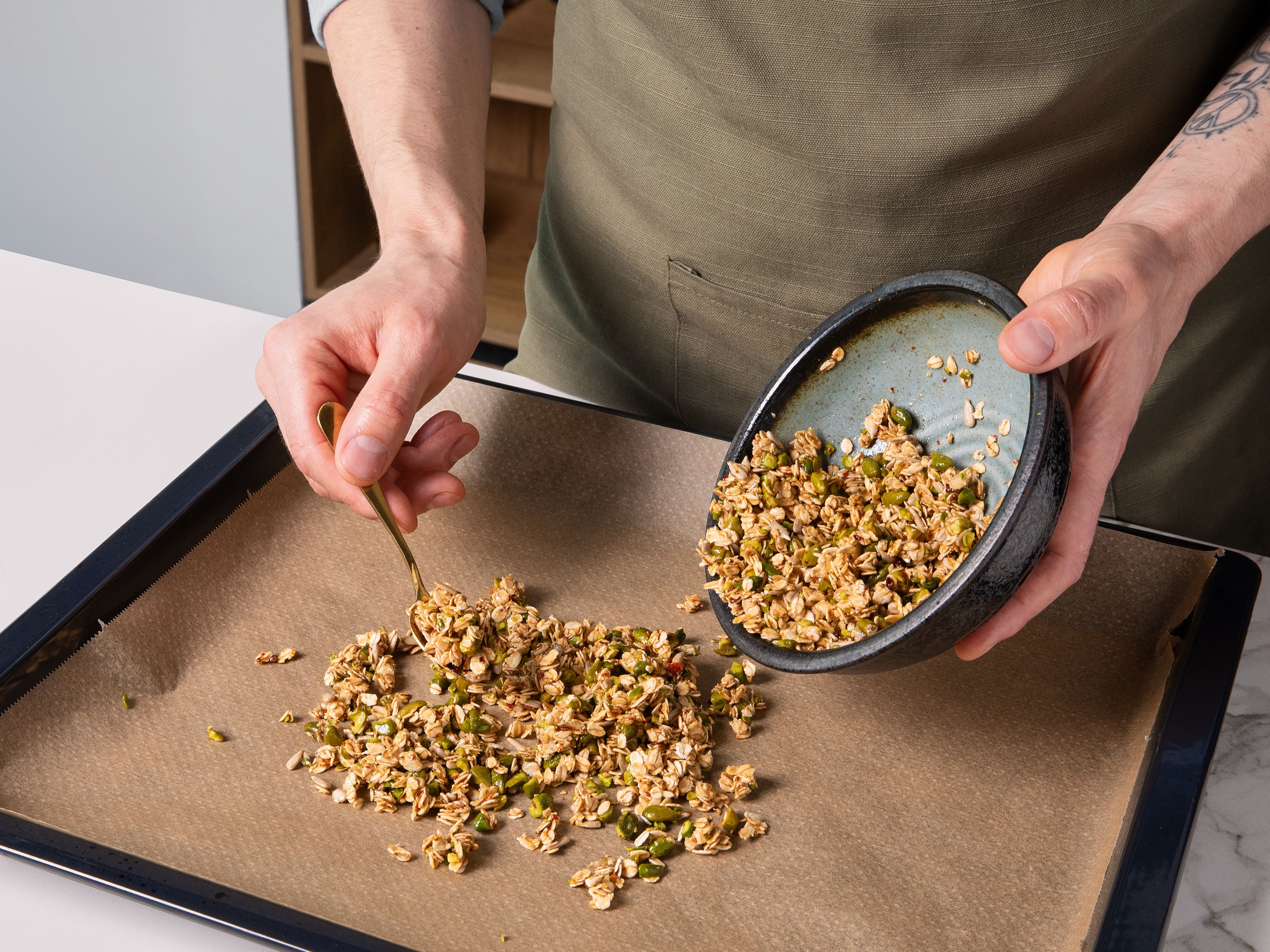 Die Granola-Mischung auf einem mit Backpapier belegten Blech verteilen und im vorgeheizten Ofen ca. 15–18 Min. goldbraun backen, dabei nach der Hälfte der Zeit einmal wenden. Anschließend im ausgeschalteten Ofen vollständig abkühlen lassen – so wird es richtig knusprig.