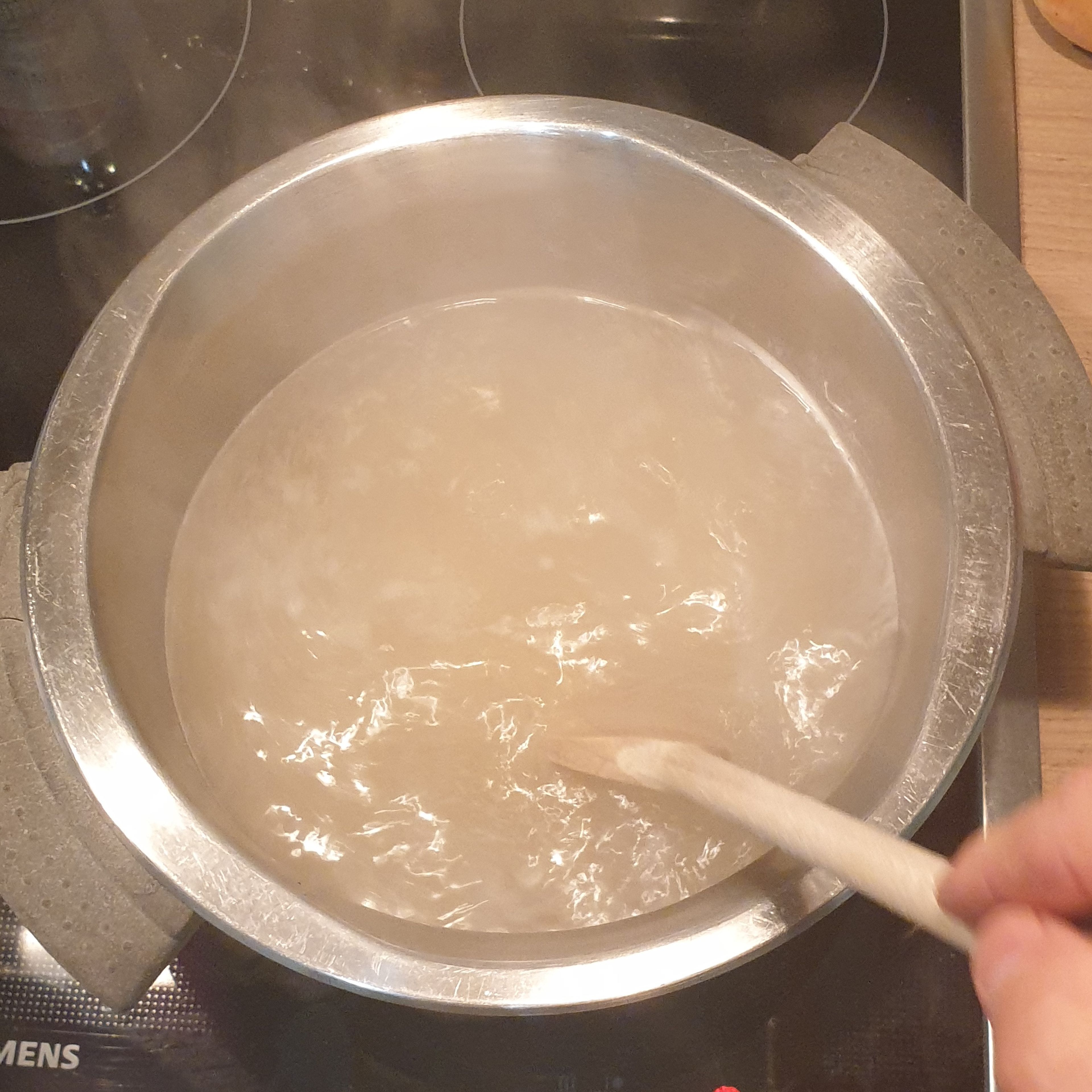 Zuerst die Fussili nach Packungsanleitung kochen.