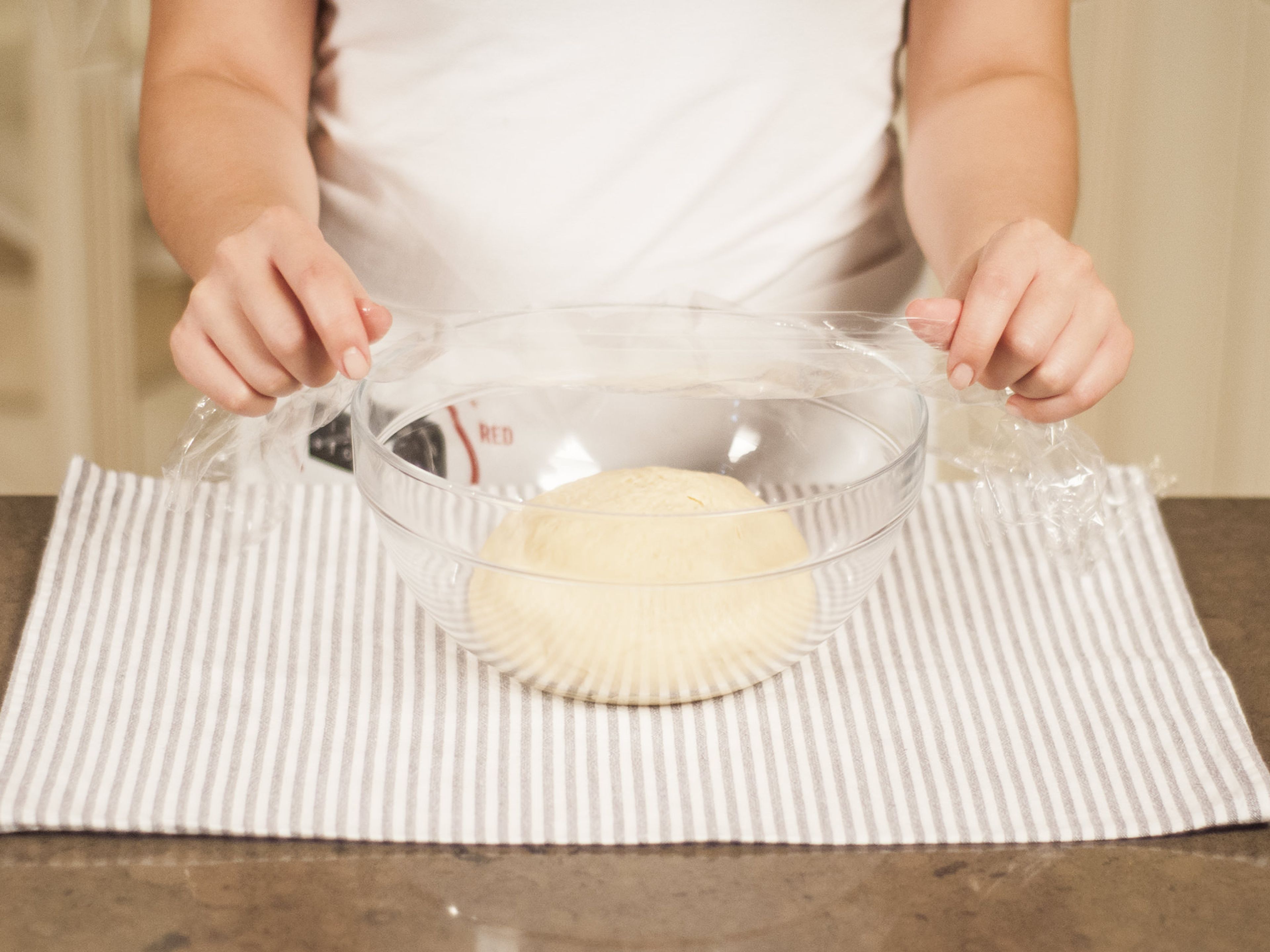 Cover the dough and leave to cool for approx. 30 min.