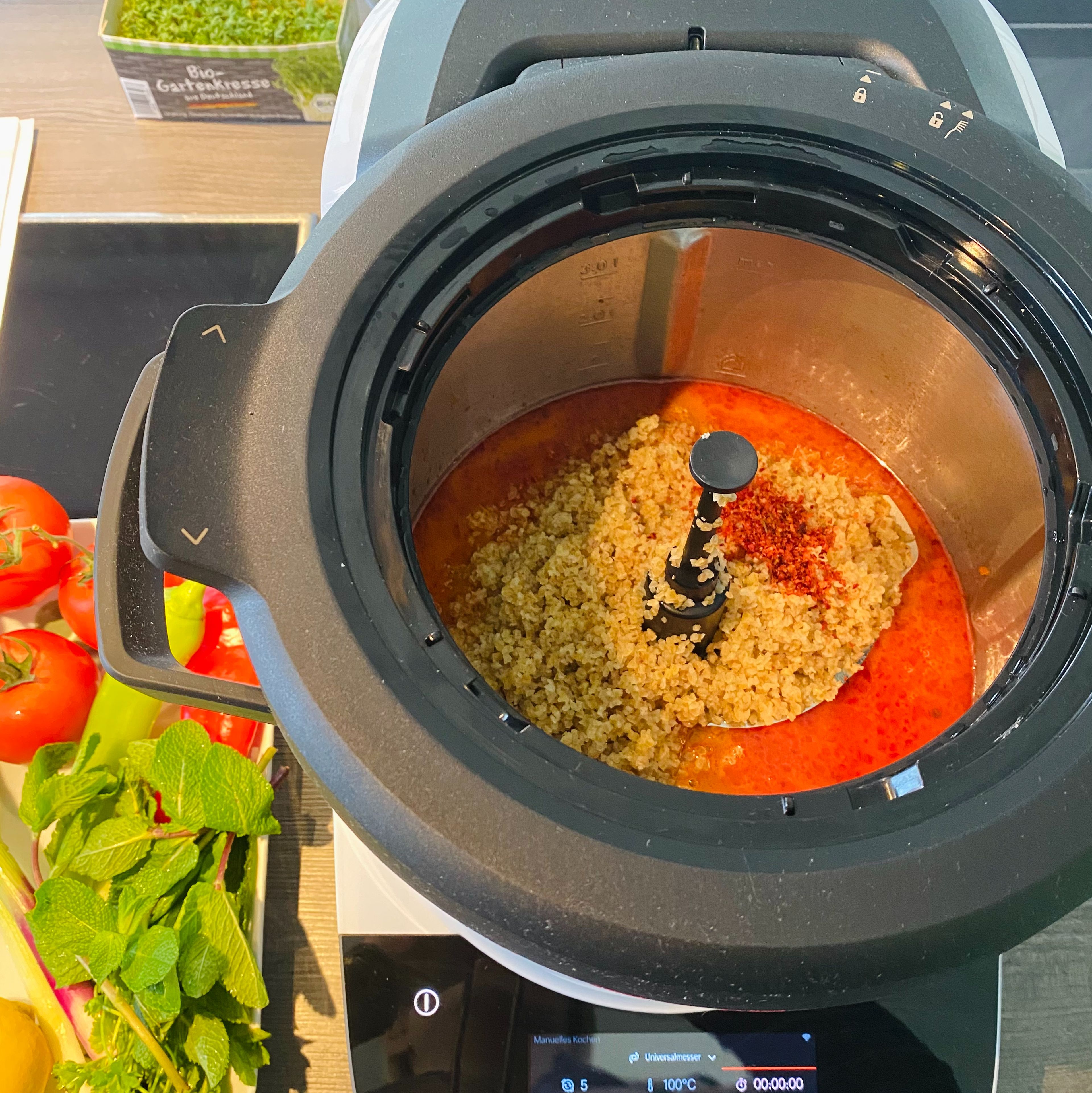 Anschließend den Bulgur zusammen mit den Chiliflocken in den Topf geben, den Deckel mit dem Messbecher schließen und vermengen (Universalmesser I Stufe 8 I 1 Min.). Nach Beendigung die Mischung mit Hilfe des Spatels in eine Schüssel umfüllen und auskühlen lassen. Es empfiehlt sich die Mischung zwischendurch mit einem Löffel zu lockern.
