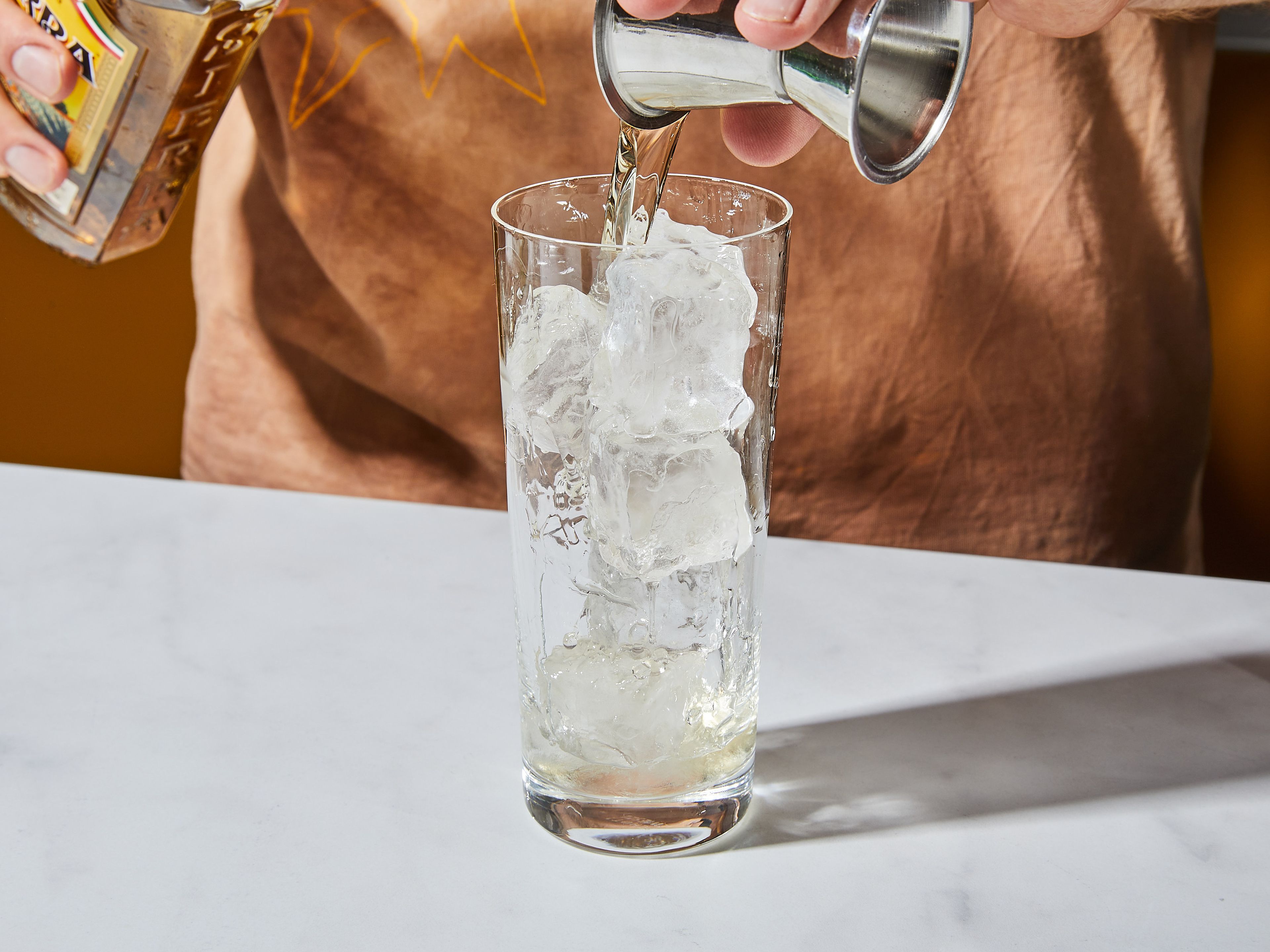 Eiswürfel in ein hohes Glas geben. Mit Tequila, Orangensaft und Grenadine auffüllen.