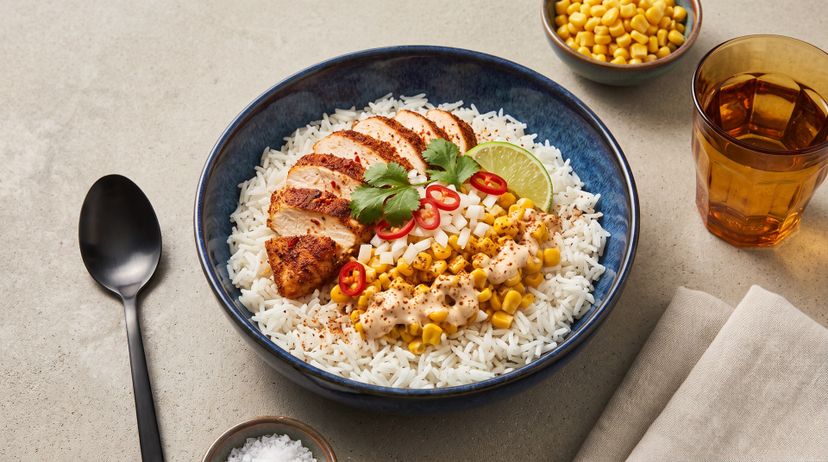 Das Geheimnis hinter dieser saftigen Bowl ist die Chili-Limetten-Soße