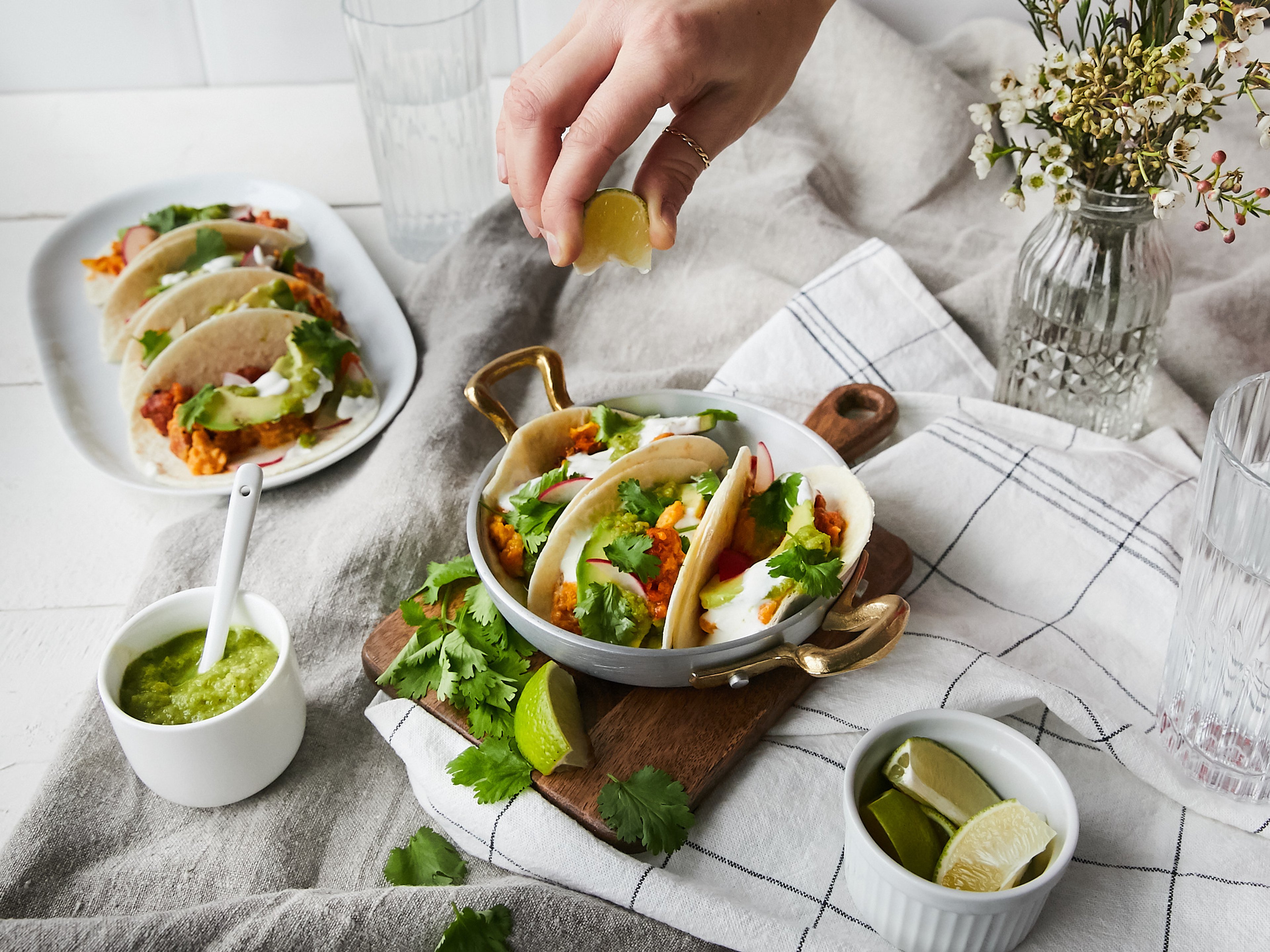 Frühstückstacos mit Chorizo-Rührei und Salsa Verde