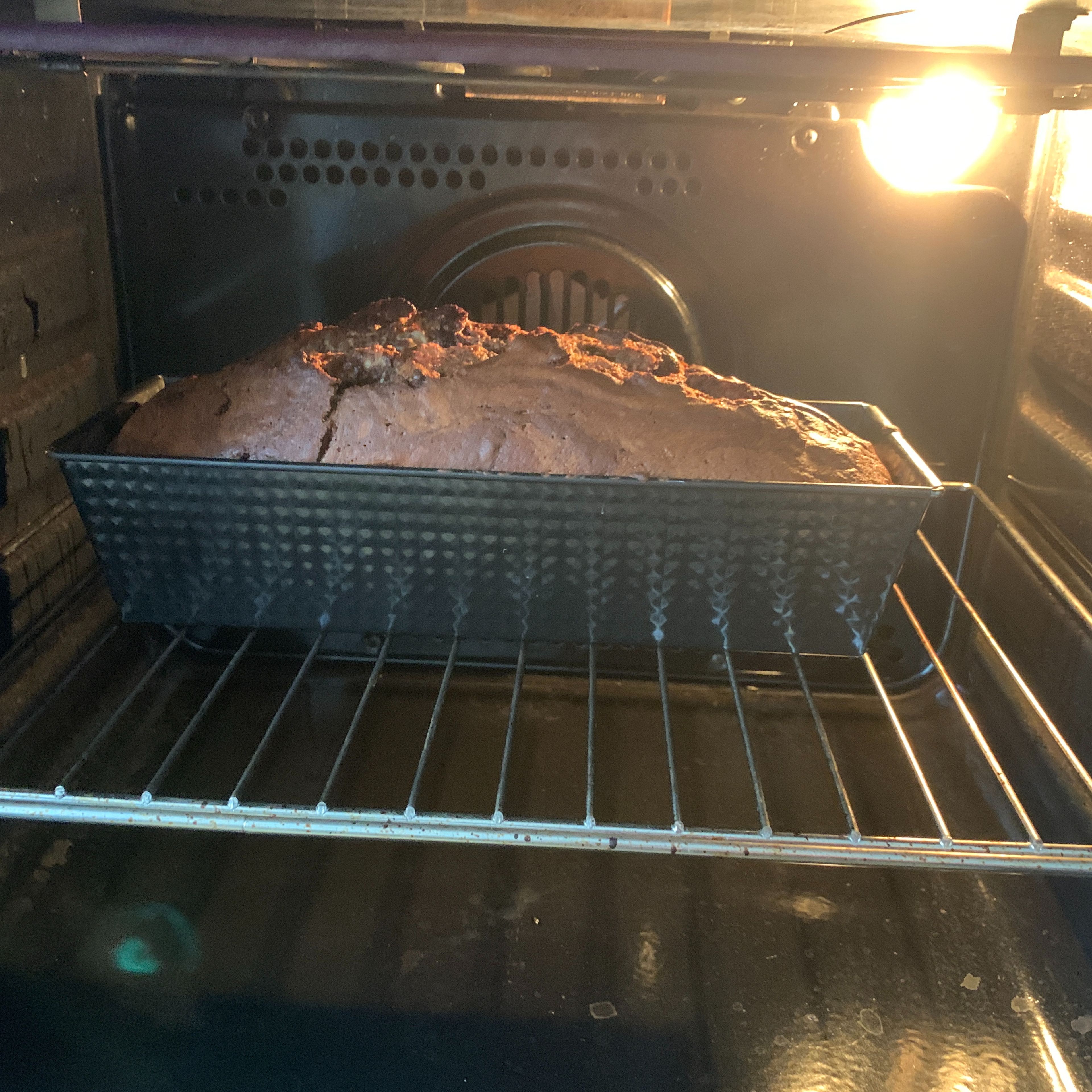 Den Kuchen bei 180 Grad Ober-/Unterhitze für 40 Minuten ins Rohr geben. Danach mithilfe der Stäbchenprobe schauen, ob noch flüssiger Teig darauf haftet. Wenn ja, noch ein paar Minuten backen lassen.
