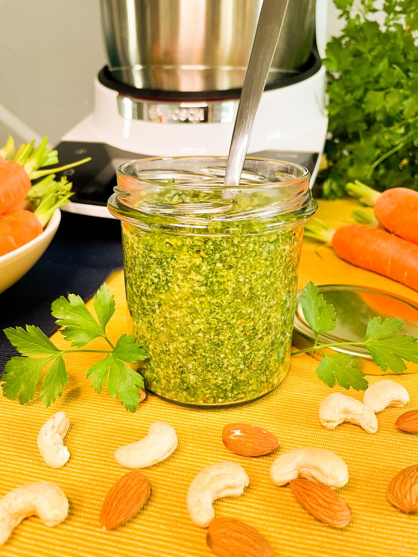 Möhrengrün-Pesto aus dem Cookit