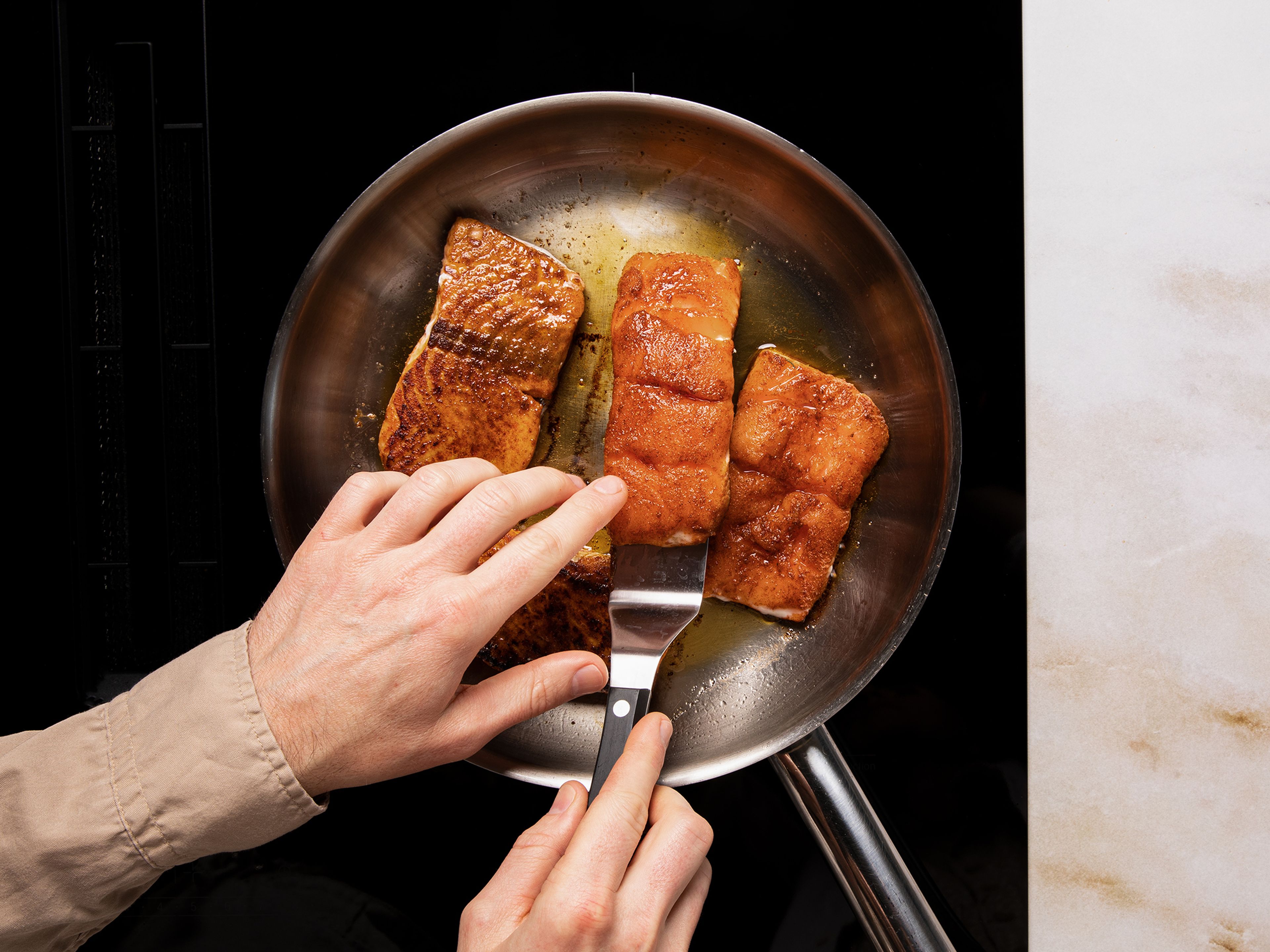 Rapsöl in einer Pfanne erhitzen und den Lachs bei mittlerer Hitze von beiden Seiten je ca. 3 Minuten braten.
Den Kartoffelsalat anrichten und je ein Stück Lachs dazugeben. Mit Dillspitzen garnieren.