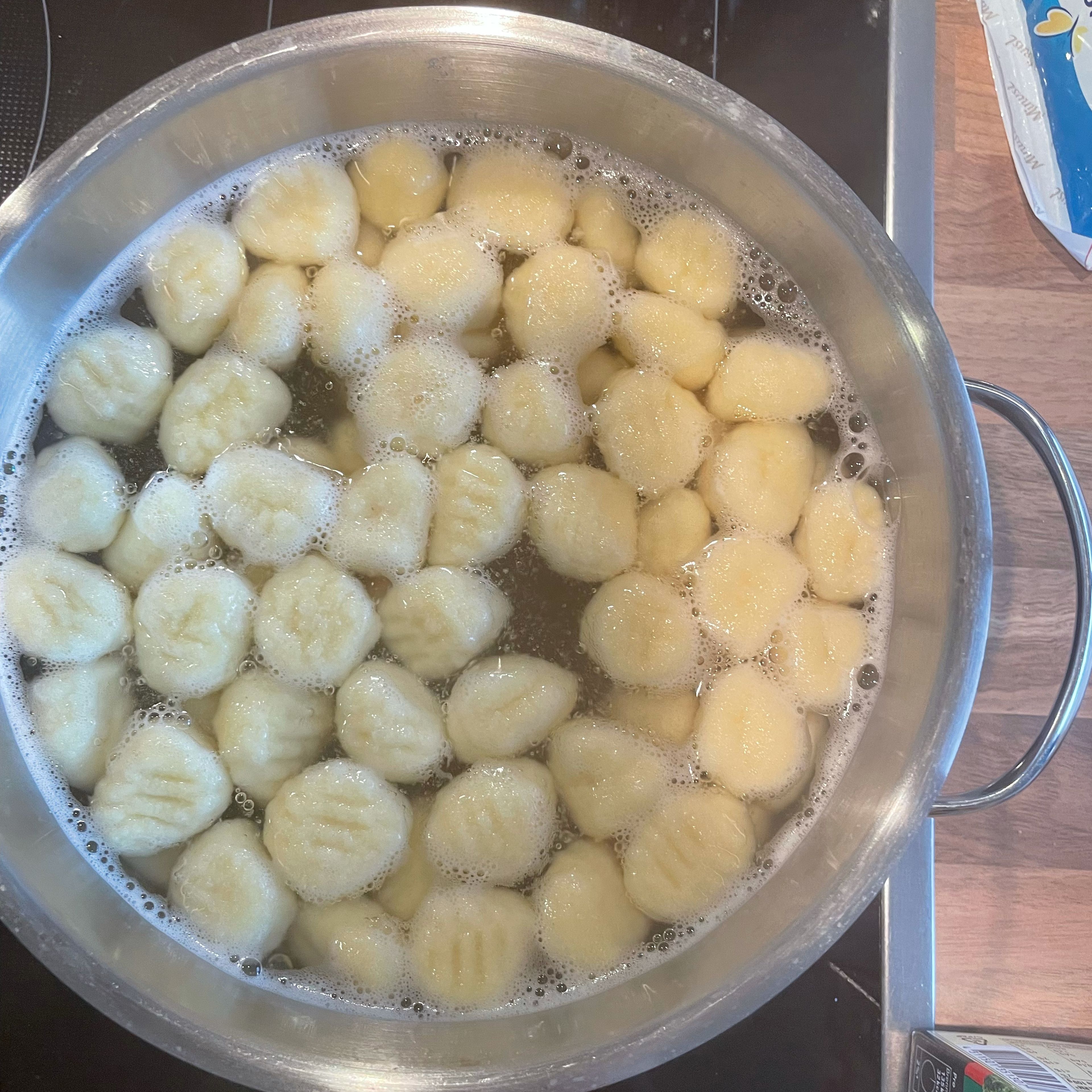 Gnocchi nach Packungsanweisung kochen, Backofen auf 180 Grad vorheizen