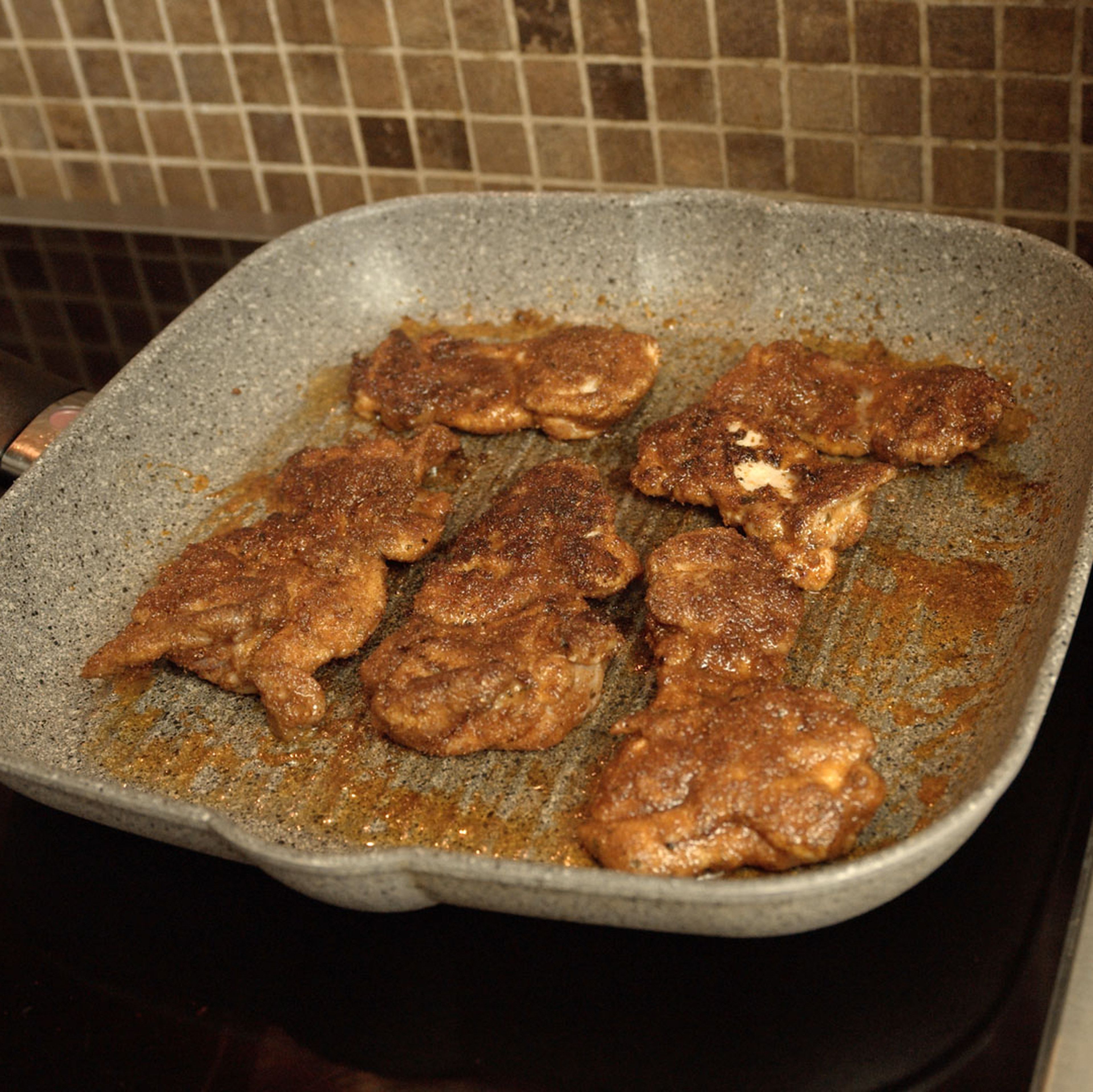 Preheat a grill or frying pan (medium-high heat). Cook chicken thighs 2.5 minutes per side or until fully cooked