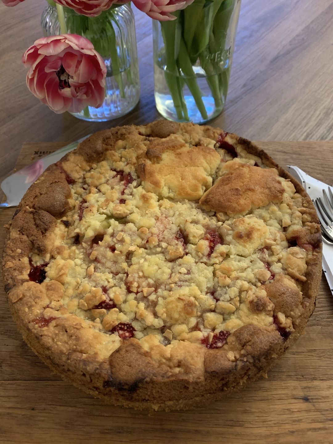 Erdbeer Rhabarber Kuchen mit Erdnussstreuseln | Cookit