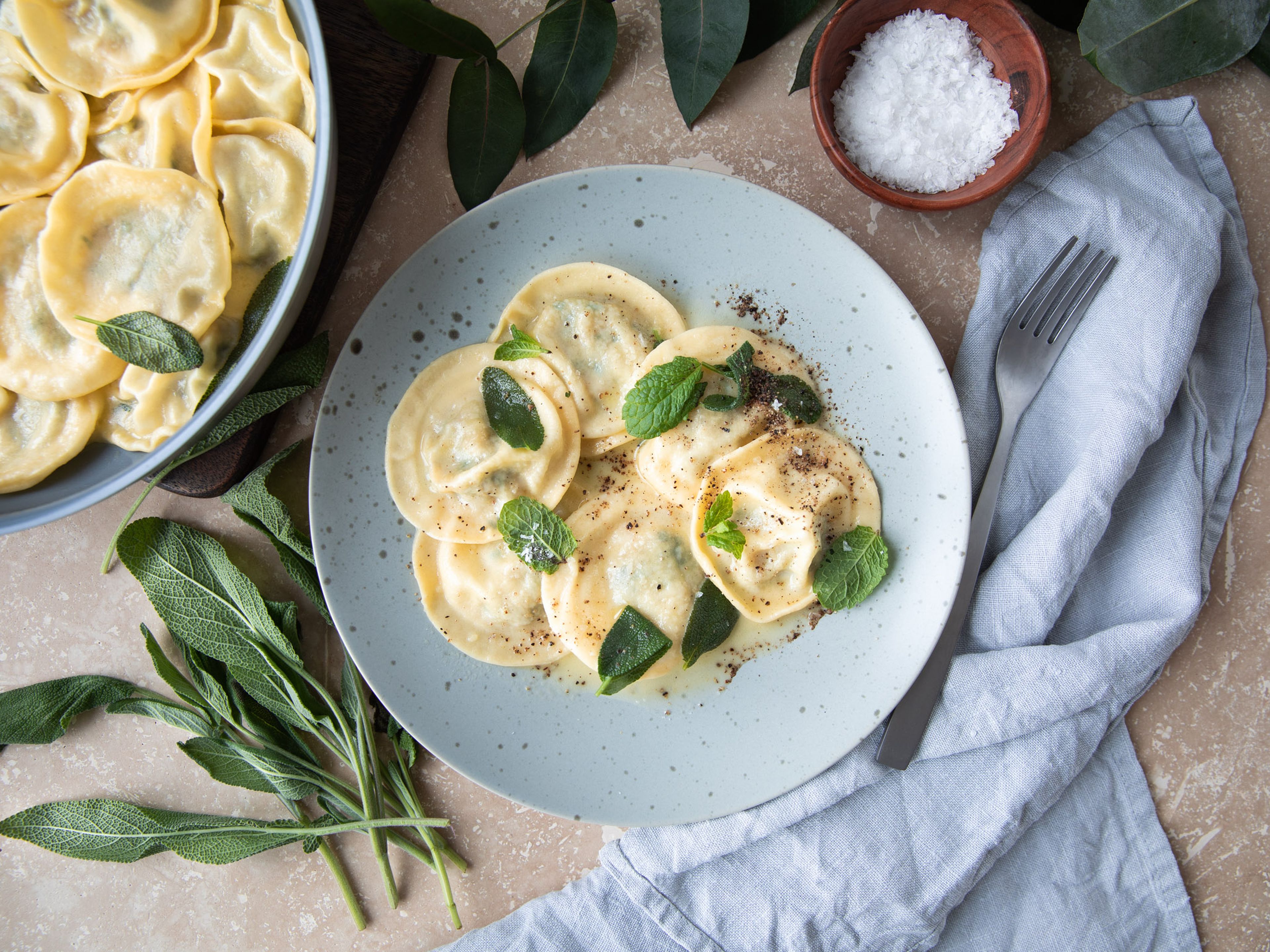 Ravioli mit Kartoffel-Minz-Füllung in Salbeibutter