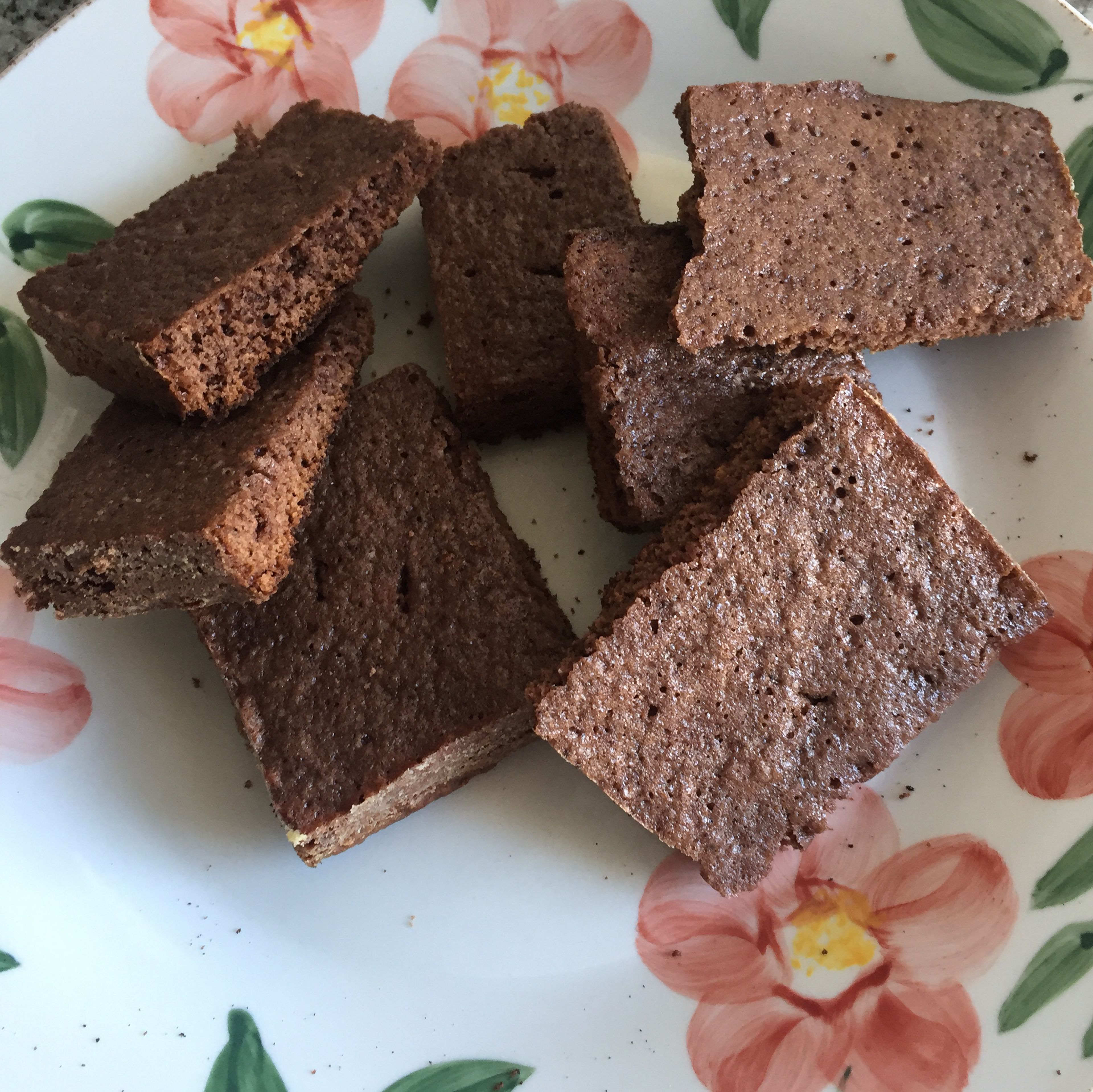 Grab six day-old brownies. The brownies should be a couple of days old for easier crumbling, but if you have fresh brownies, don’t worry! Just allow them to dry out in a warm place.