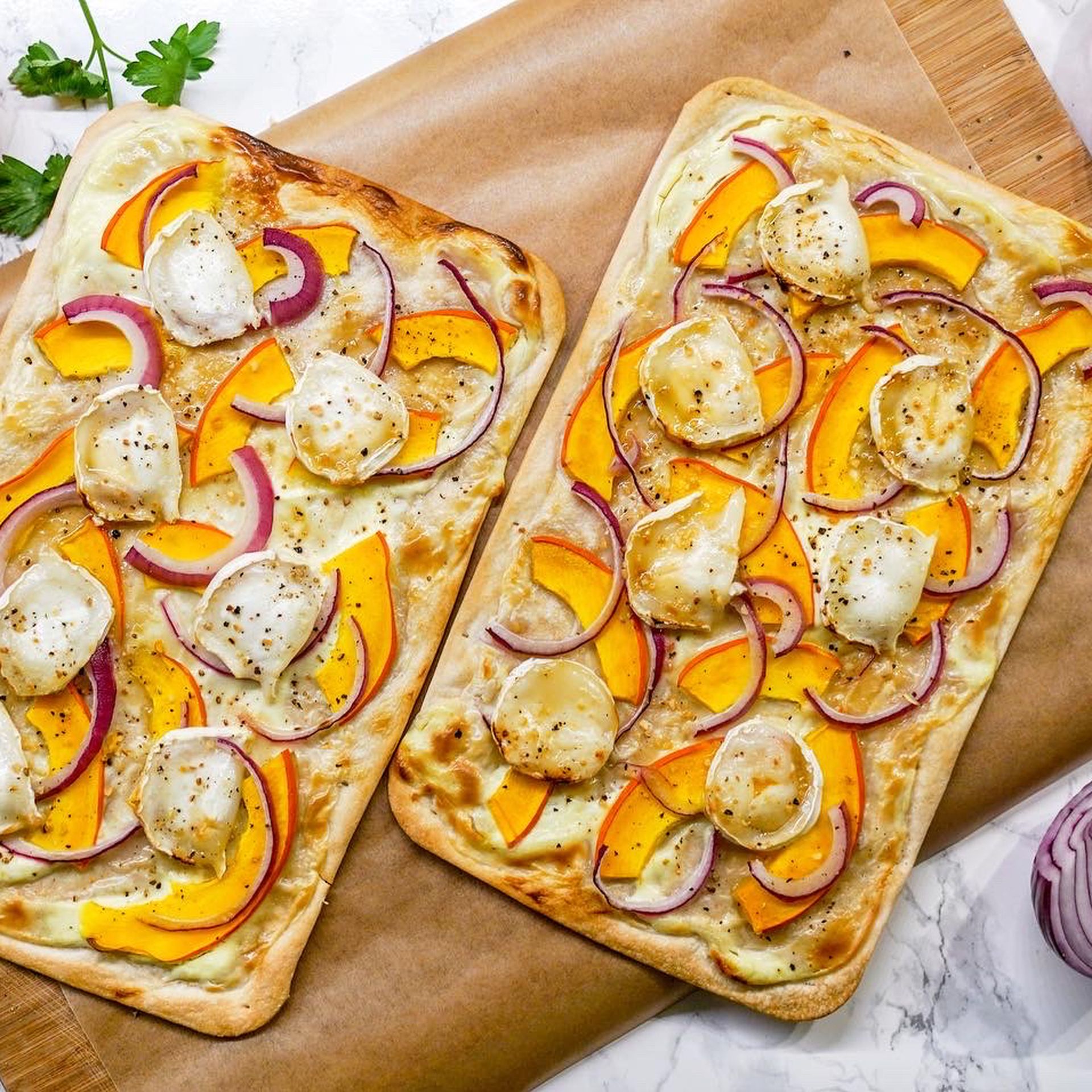 Flammkuchen mit Kürbis und Ziegenkäse