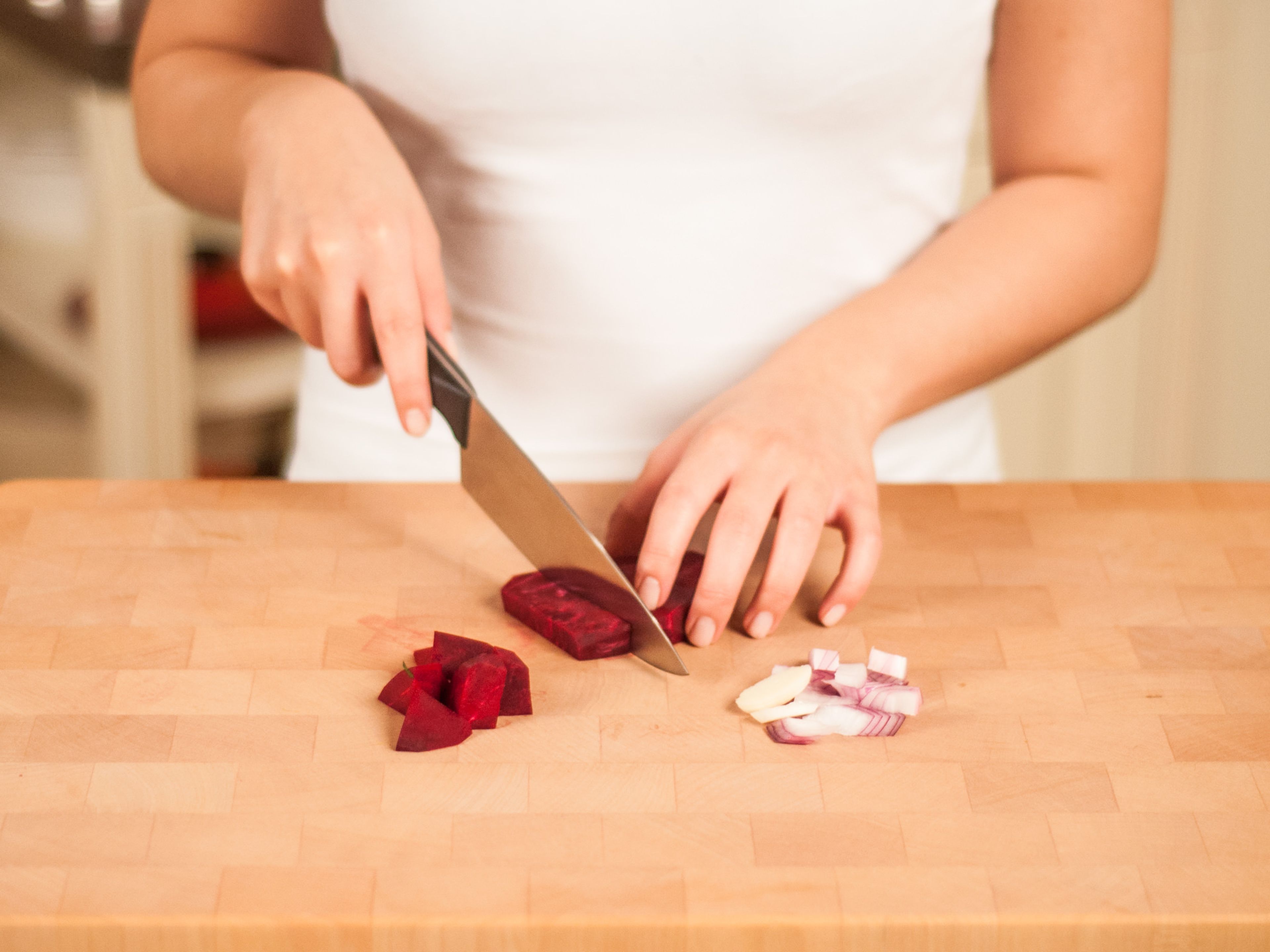 Dice onion and finely chop garlic. Peel beets and cut into large cubes.