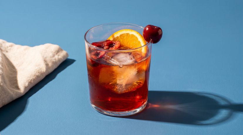 Ein fruchtiger Kirsch-Negroni für laue Abende