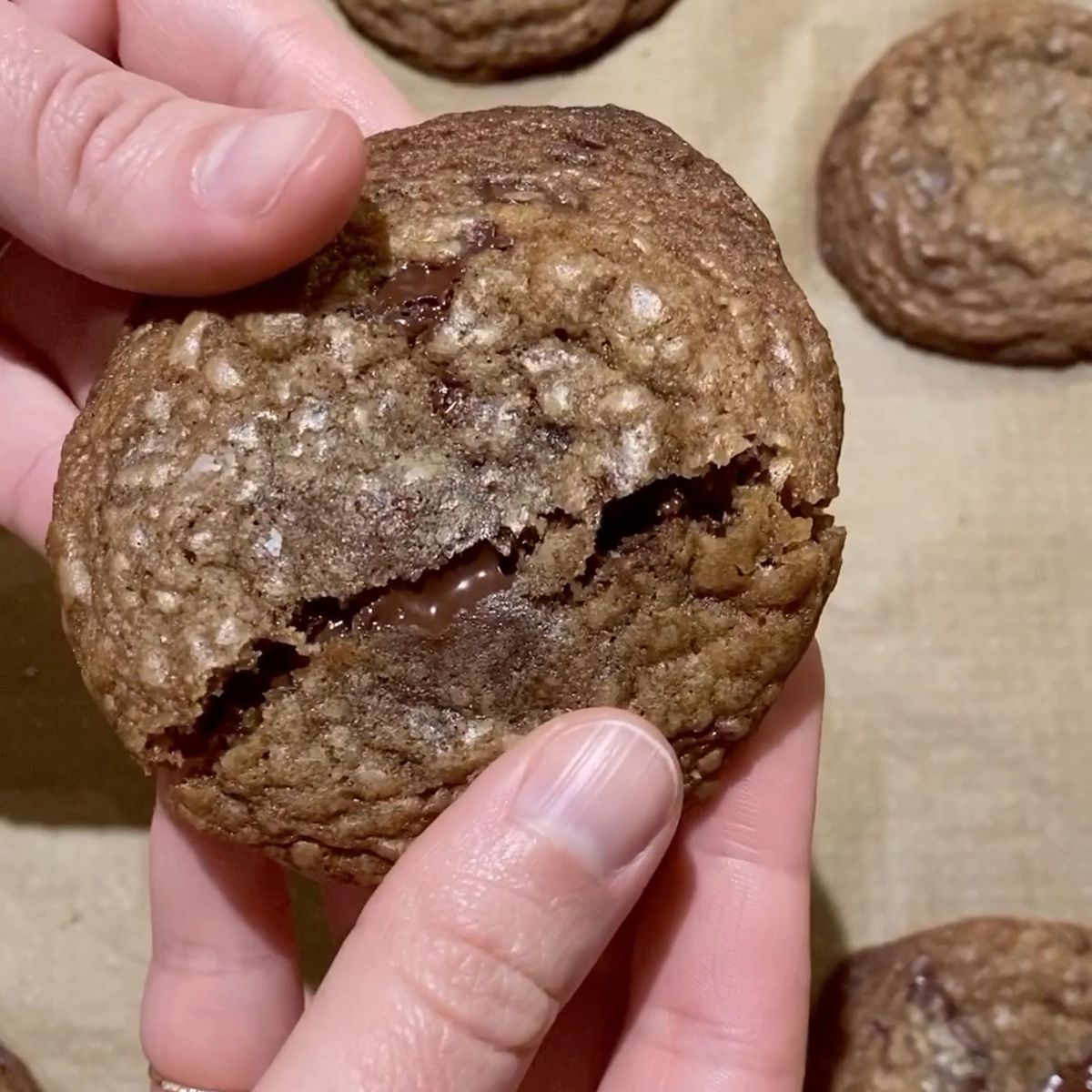 Außen knusprig, innen weiche Chocolate Chip Cookies | Rezept | Kitchen ...