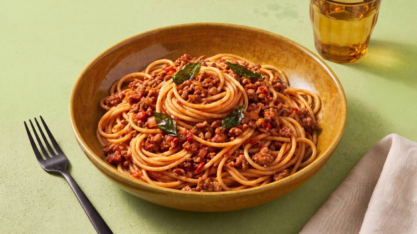 Pikante Chili-Hackfleisch-Pasta mit knusprigem Basilikum