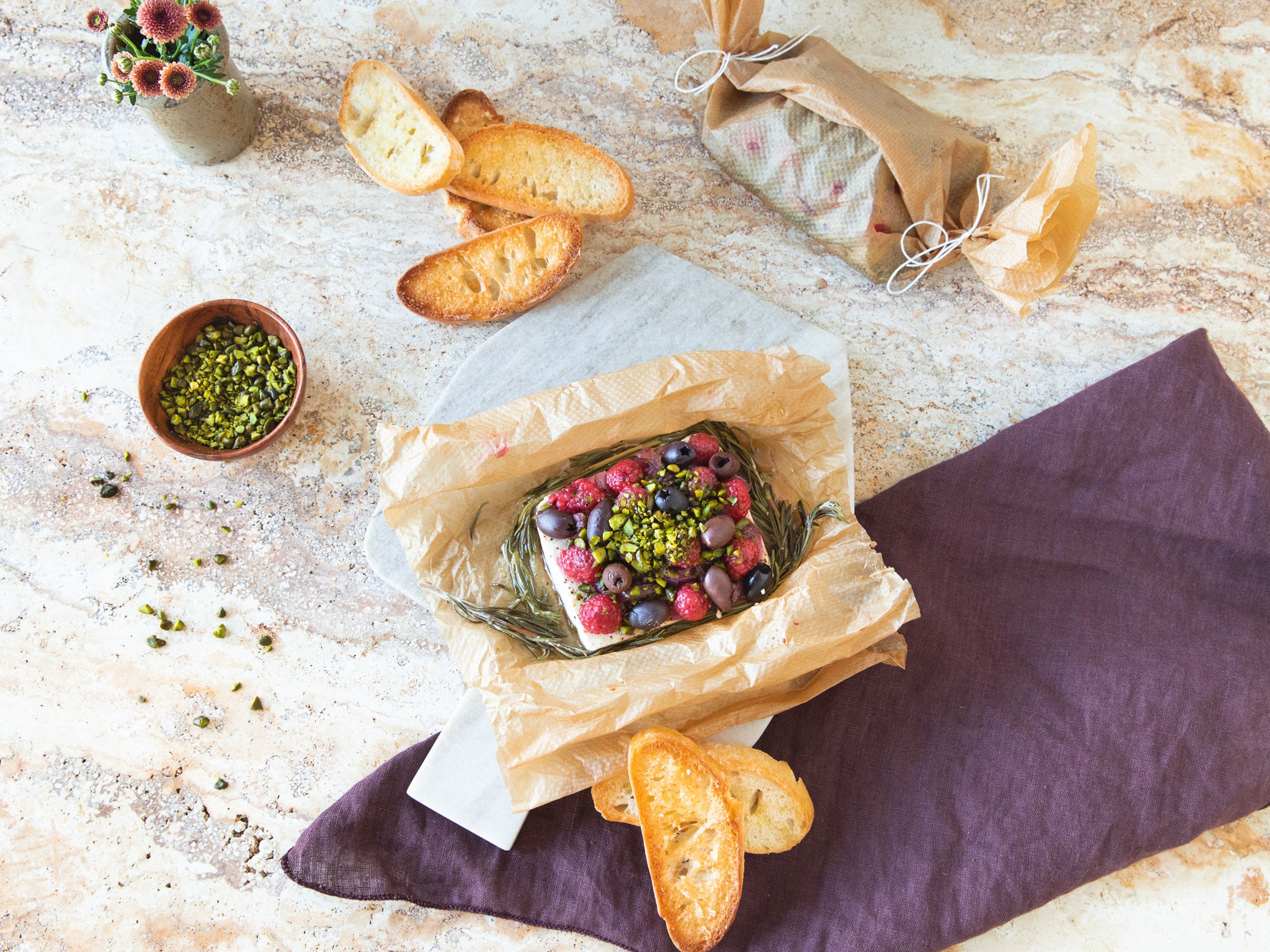 Feta-Päckchen mit Himbeeren und Pistazien